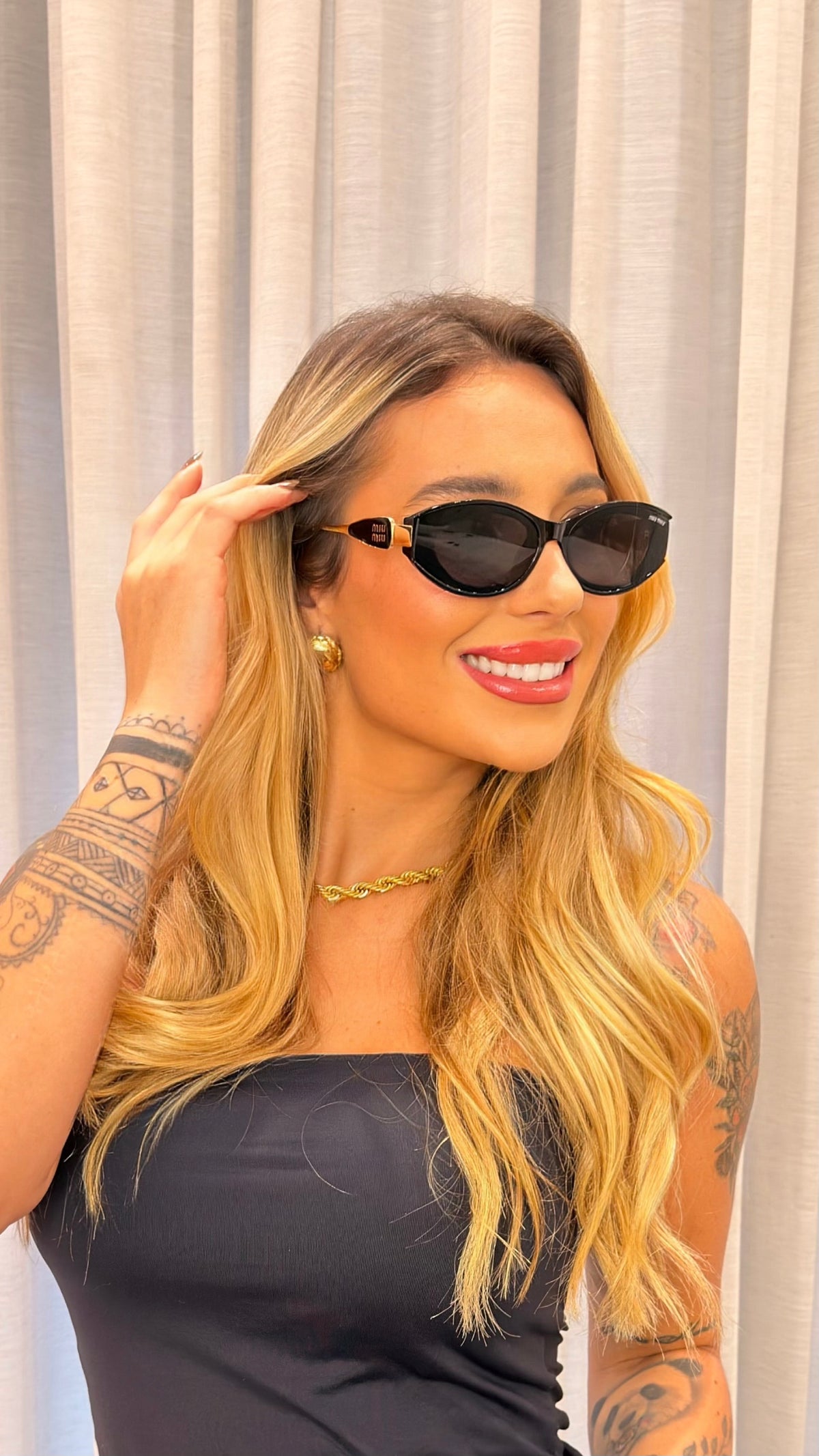 Óculos de Sol Miu Miu Oval Preto com Detalhes Dourados