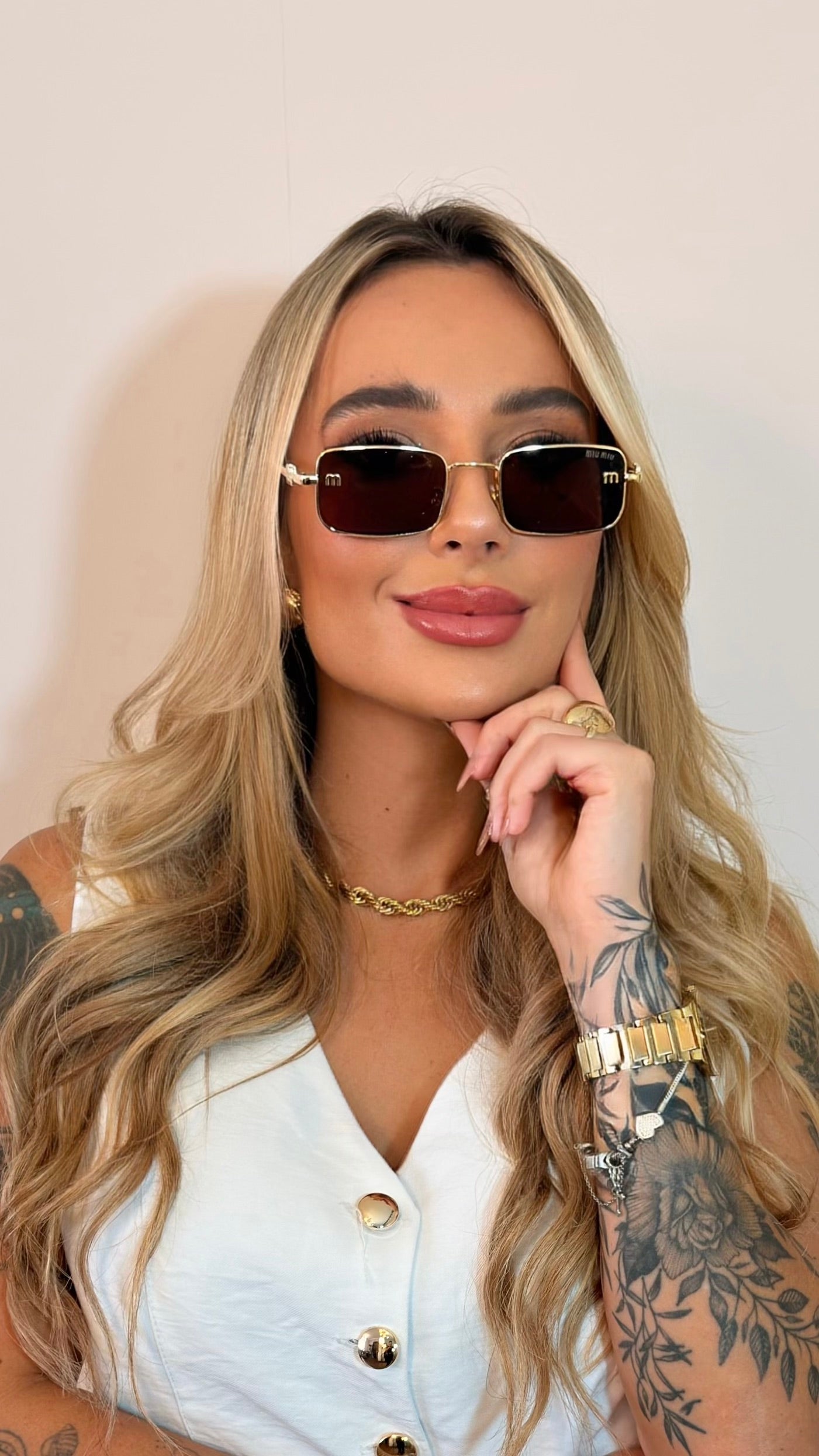 Óculos de Sol Retangular Dourado com Lentes Marrom