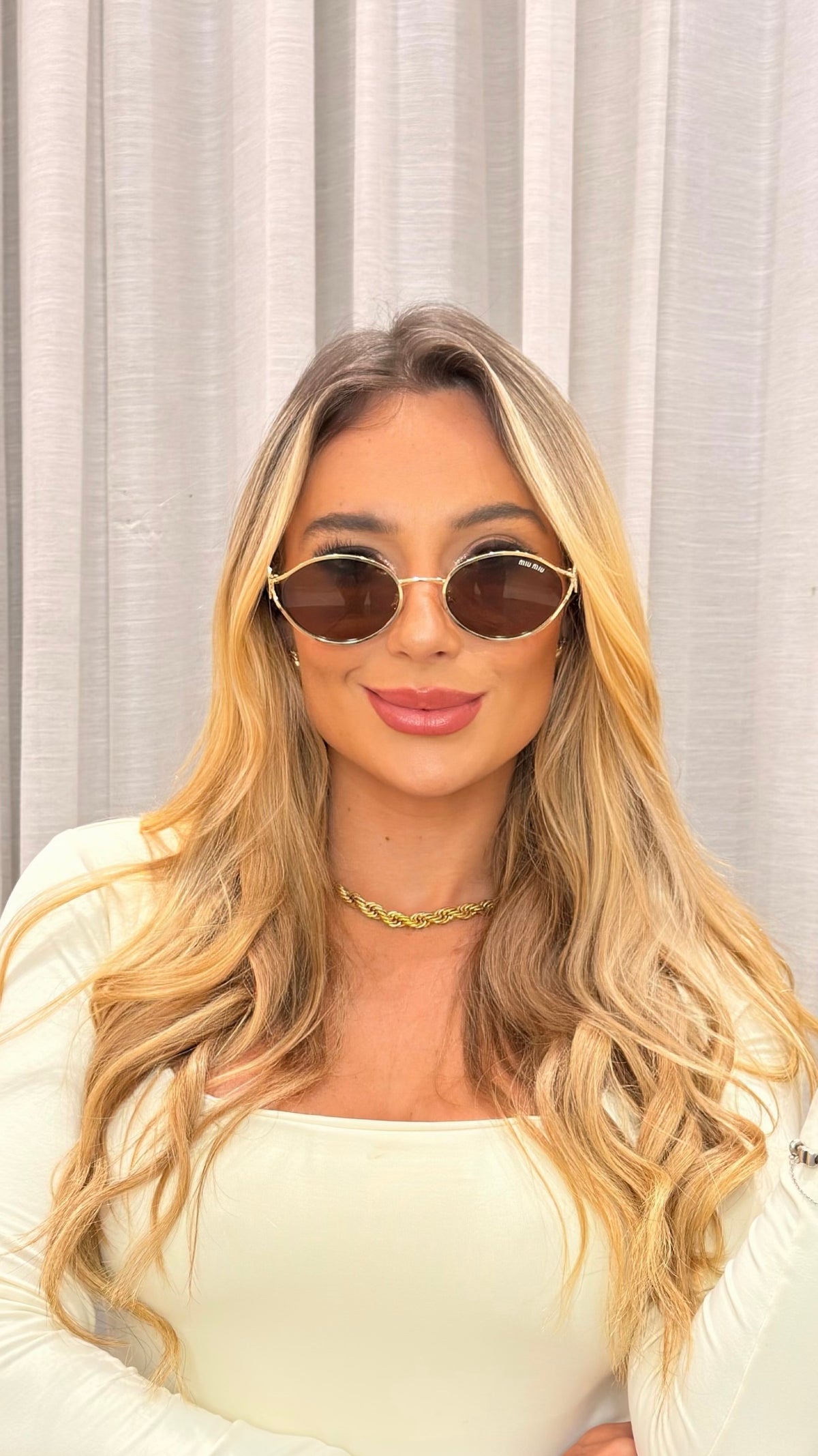 Óculos de Sol Oval Miu Miu com Logo Dourado
