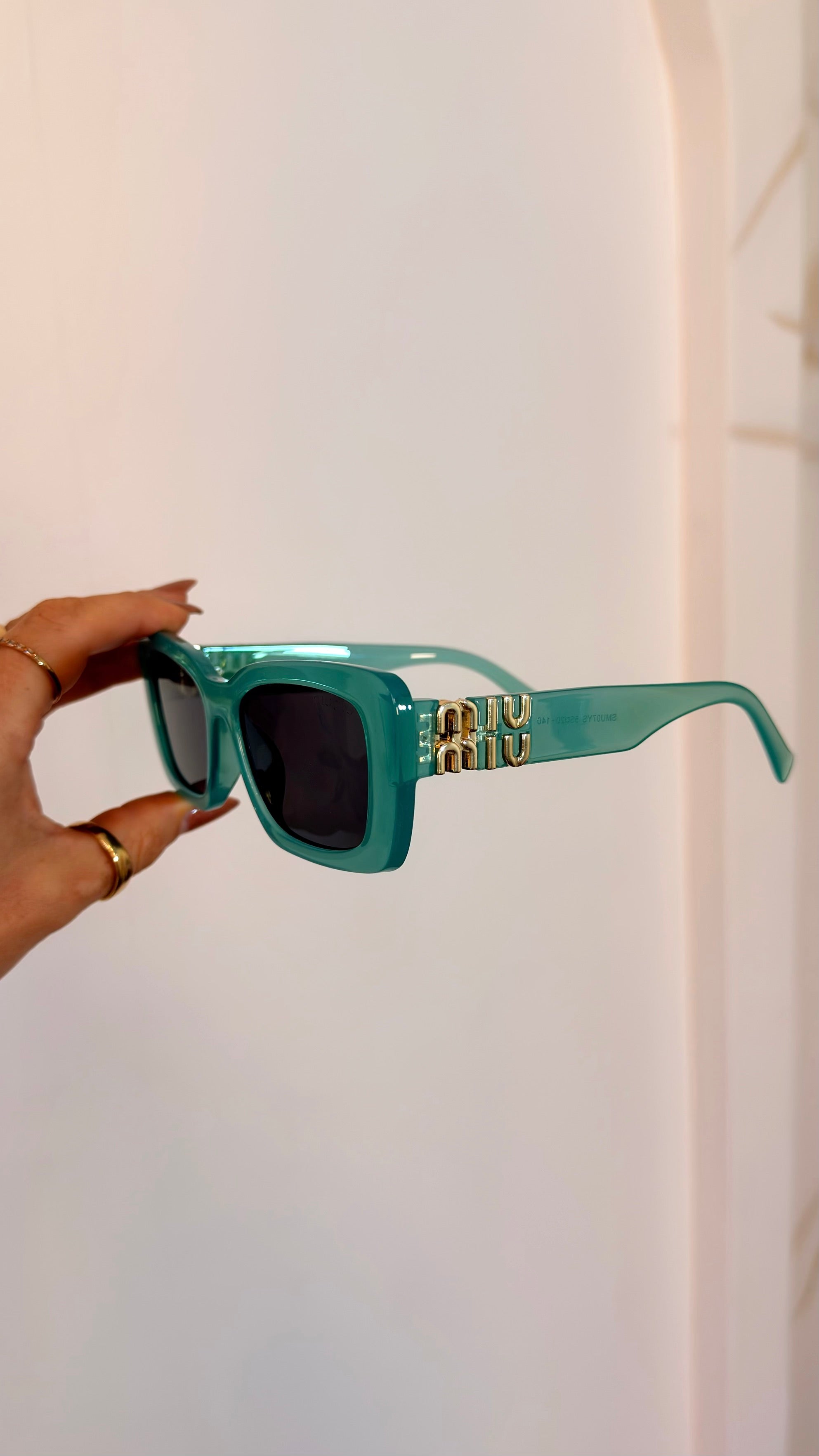 Óculos de Sol Miu Miu Verde Água com Logo Dourado