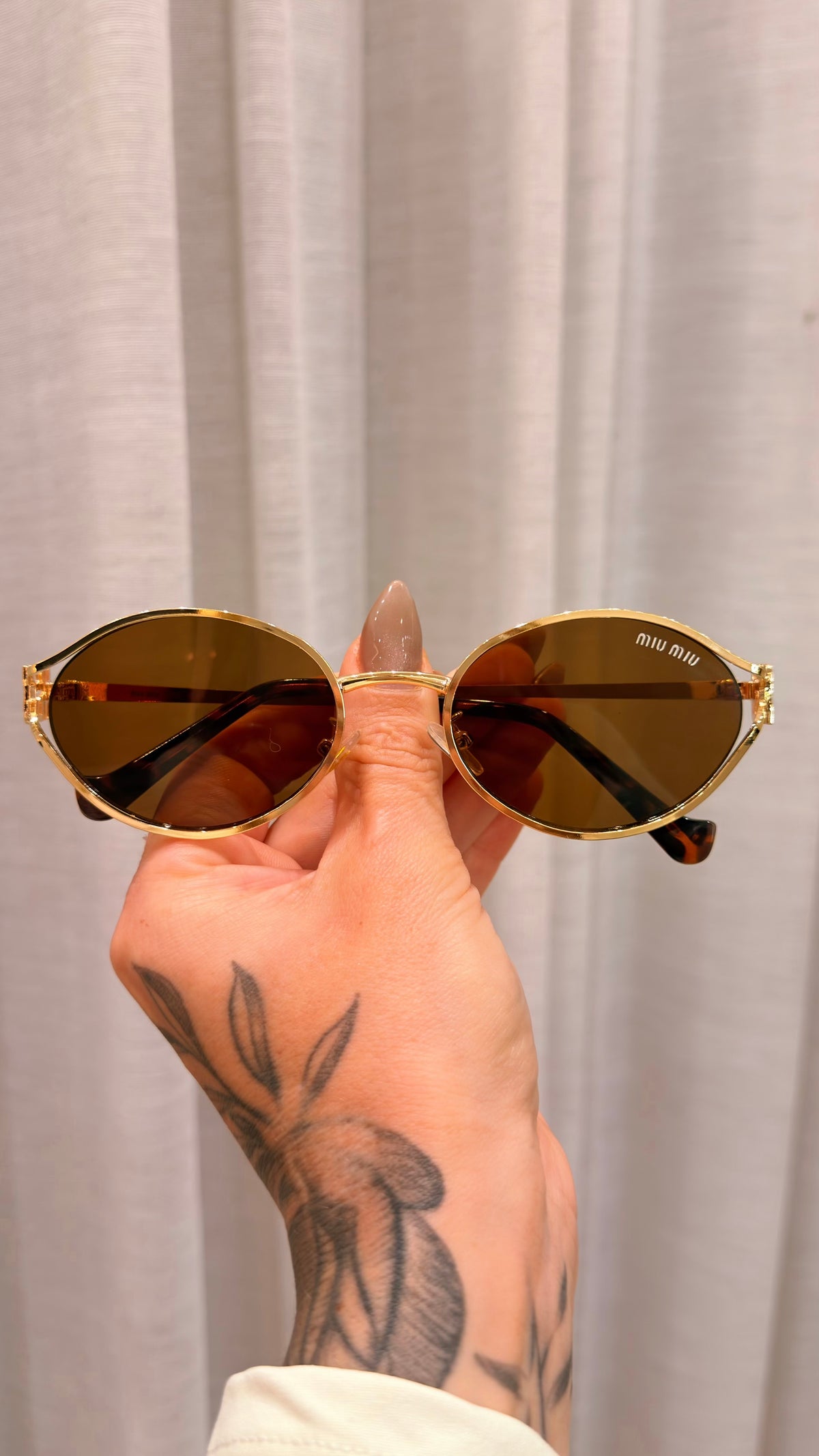 Óculos de Sol Miu Miu Oval Dourado com Proteção UV