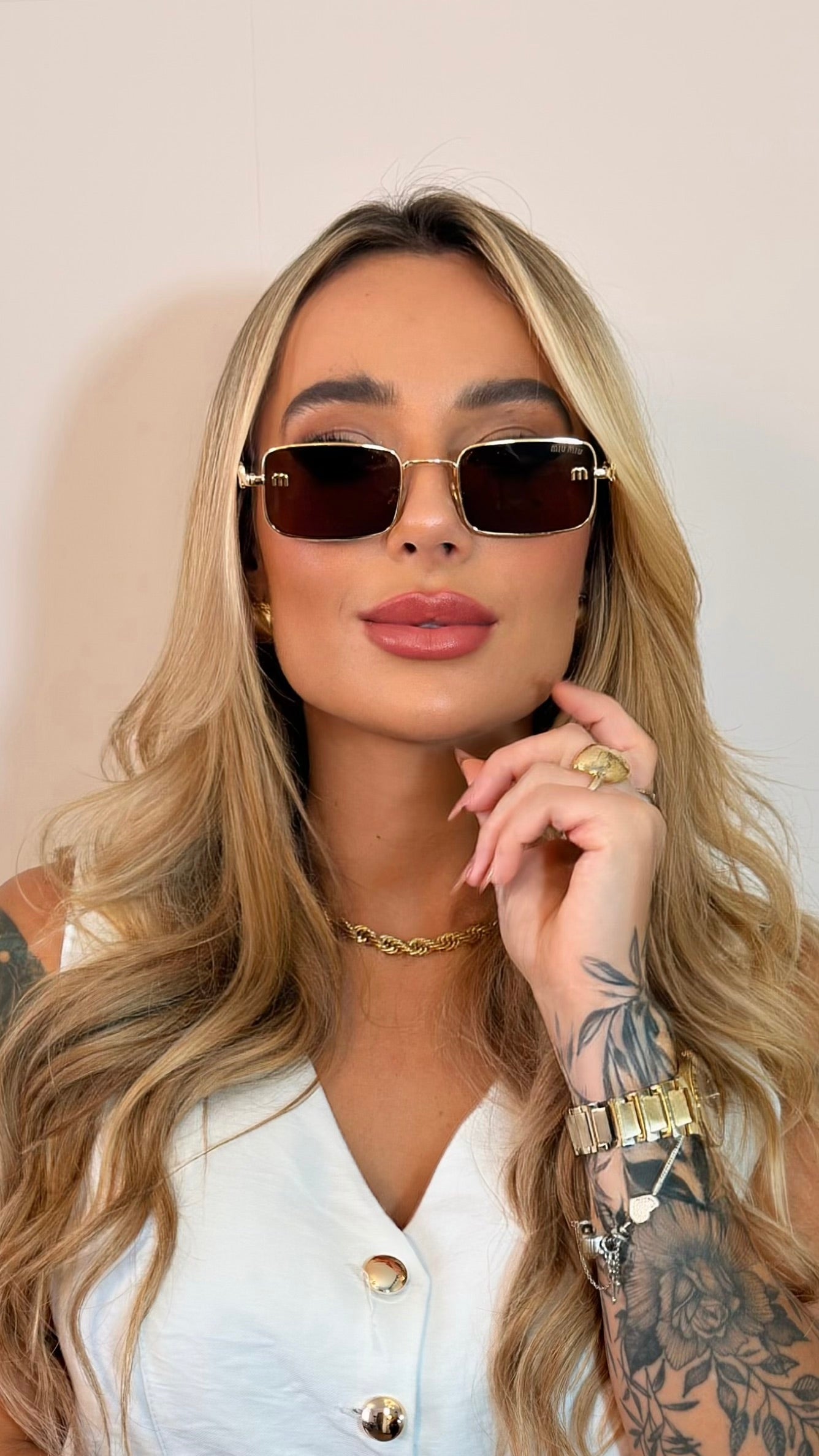 Óculos de Sol Retangular Dourado com Lentes Marrom