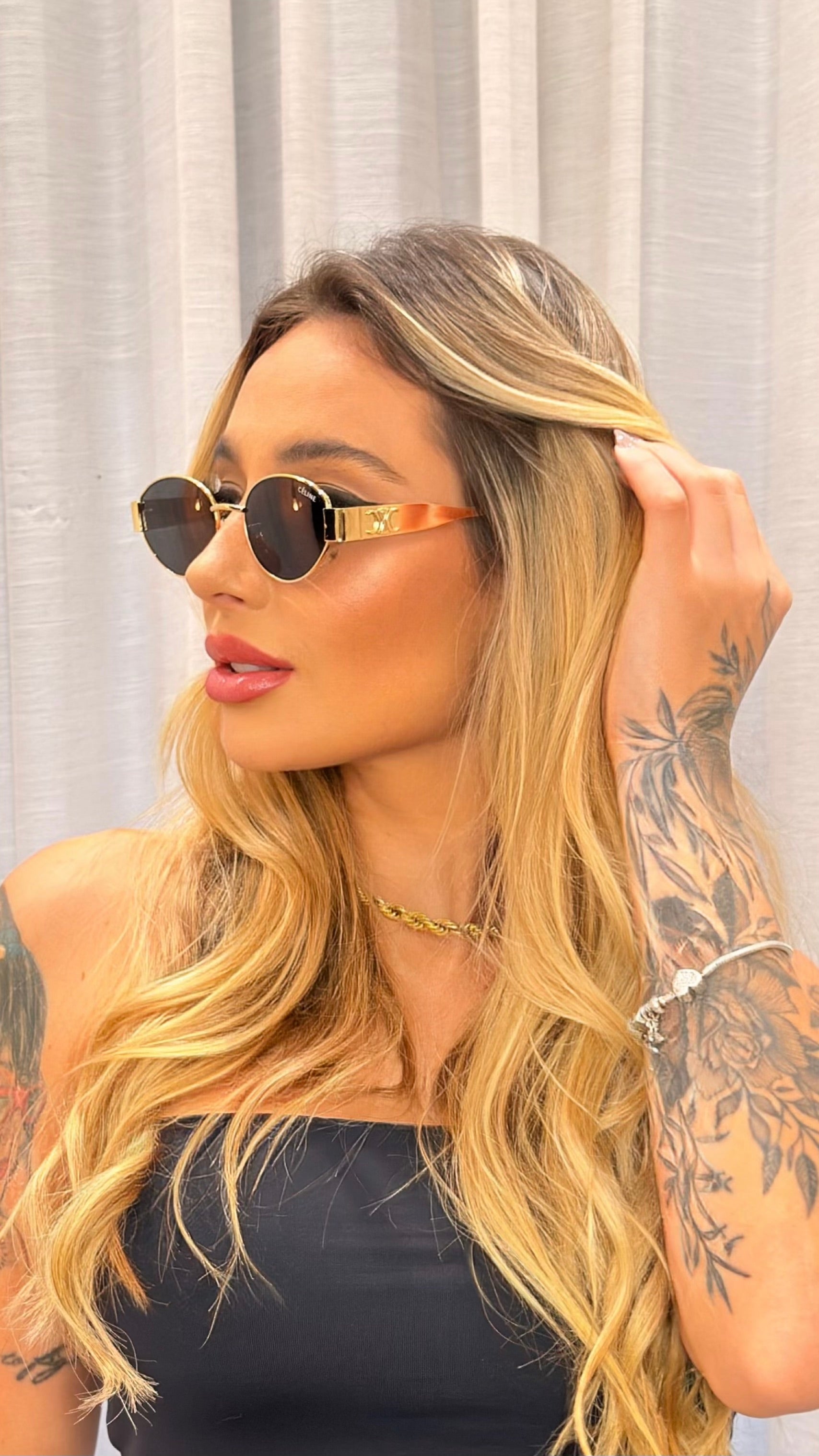 Óculos de Sol Redondo Dourado com Detalhes Premium