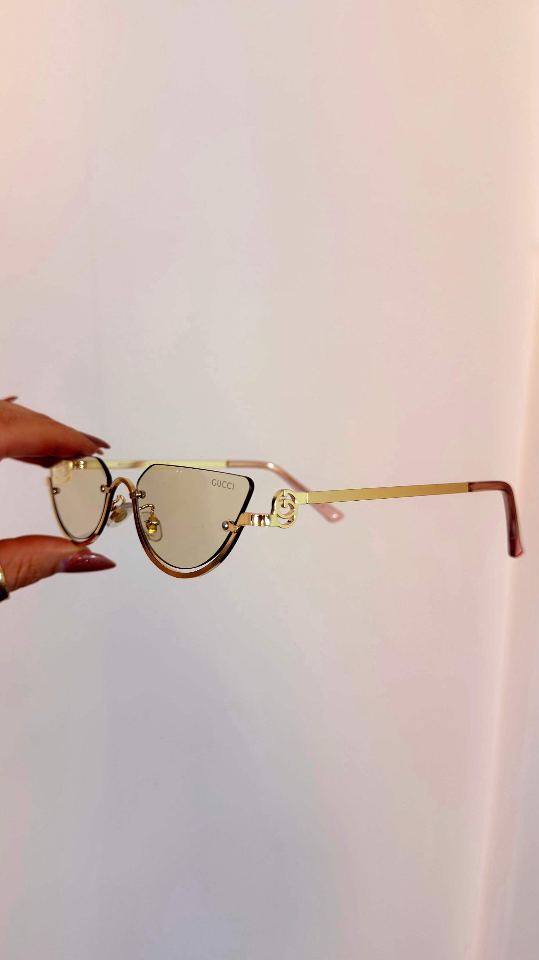 Óculos de Sol Redondo Gucci Dourado com Lentes Degradê