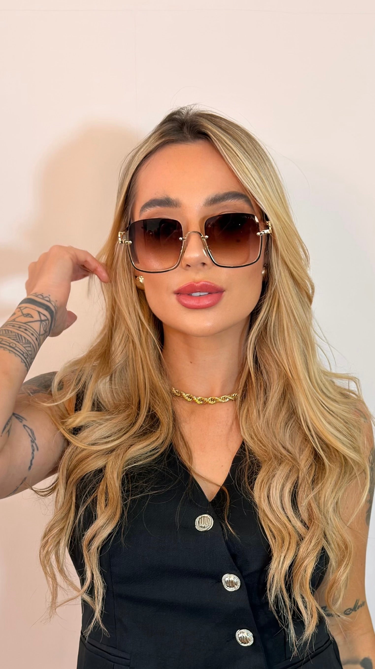 Óculos de Sol Gucci Quadrado Luxo Dourado com Detalhe Corrente
