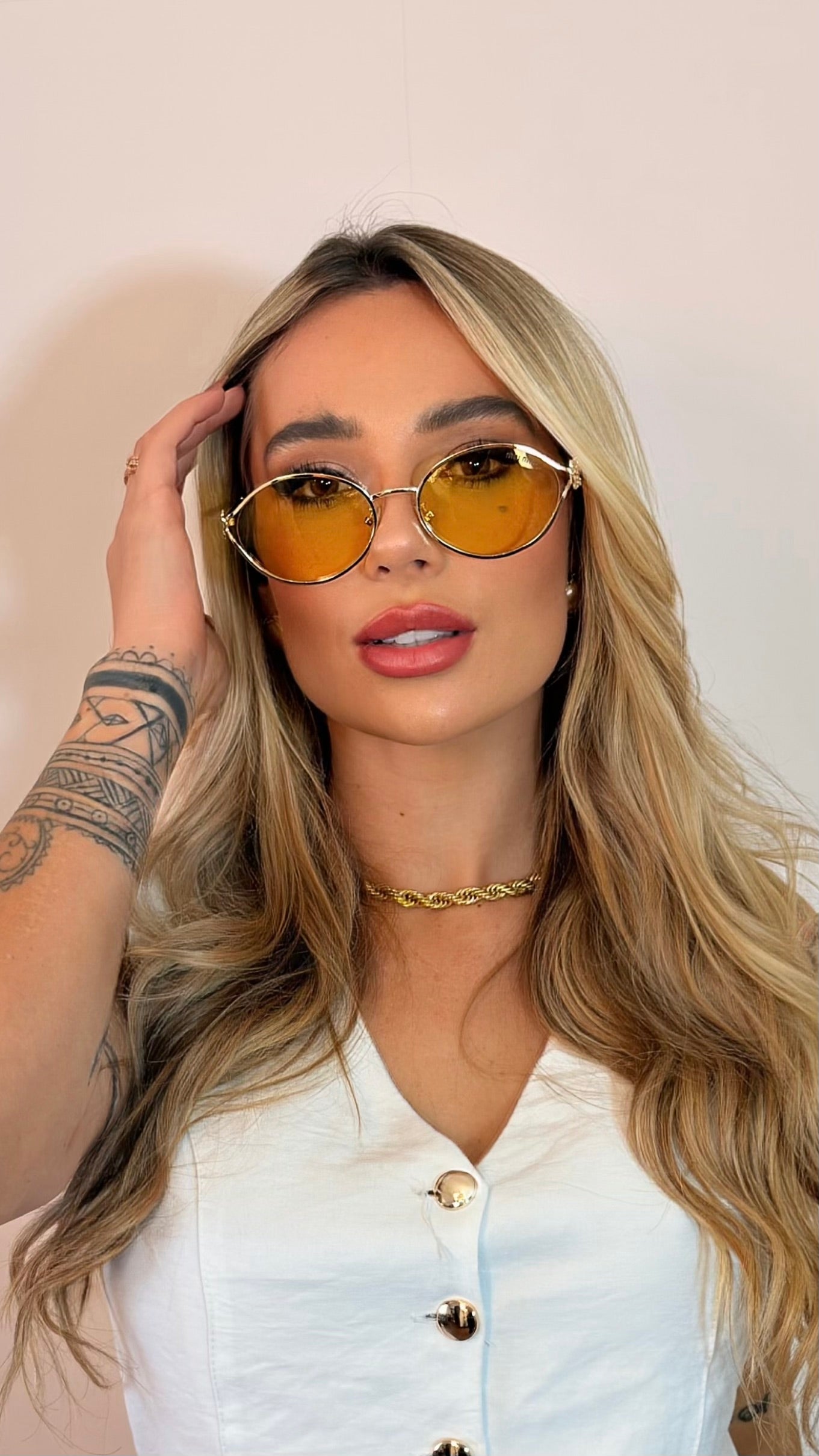Óculos de Sol Miu Miu Oval Dourado com Lentes Amarelas
