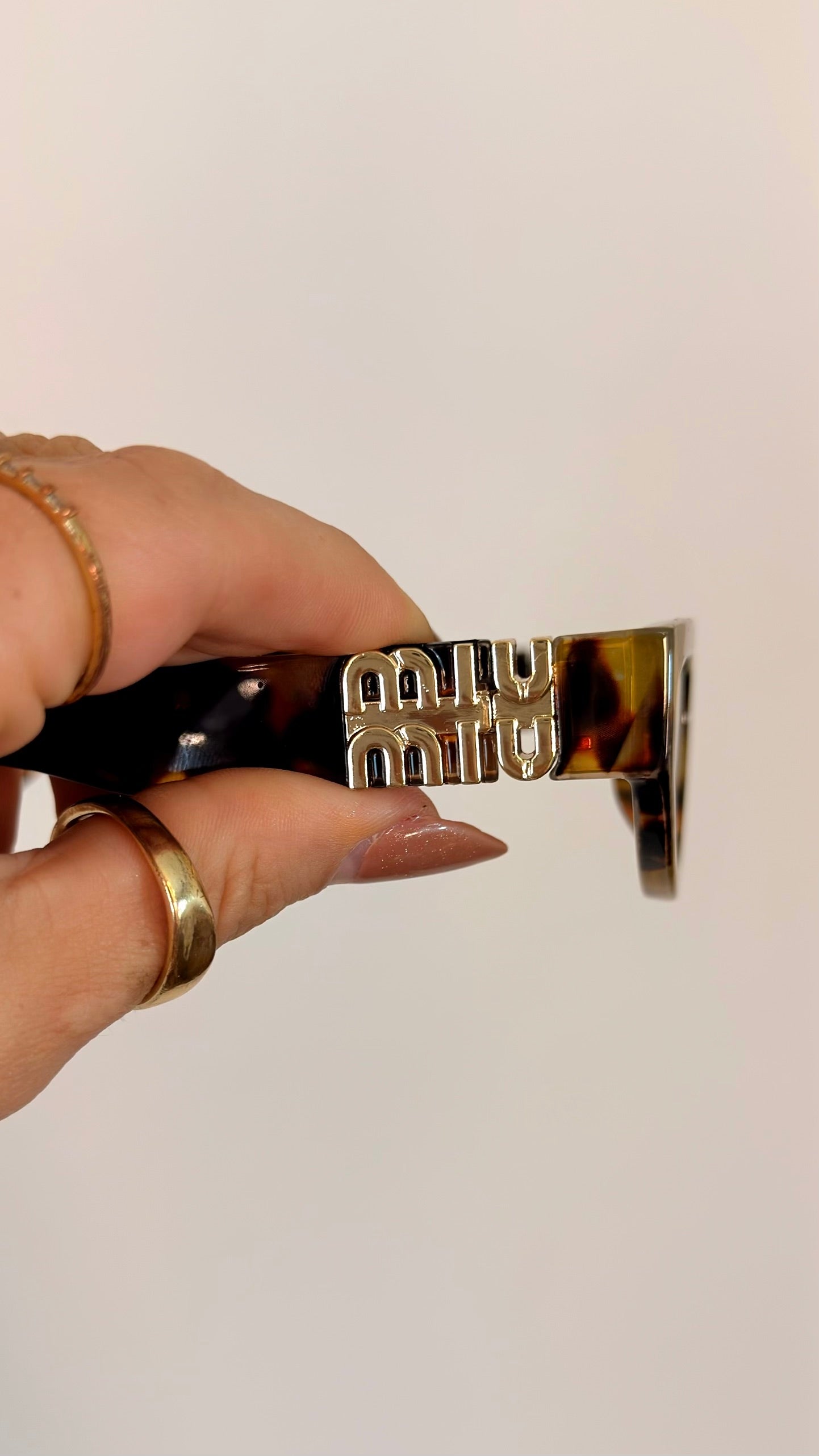 Óculos de Sol Miu Miu Tartaruga com Logo Dourado