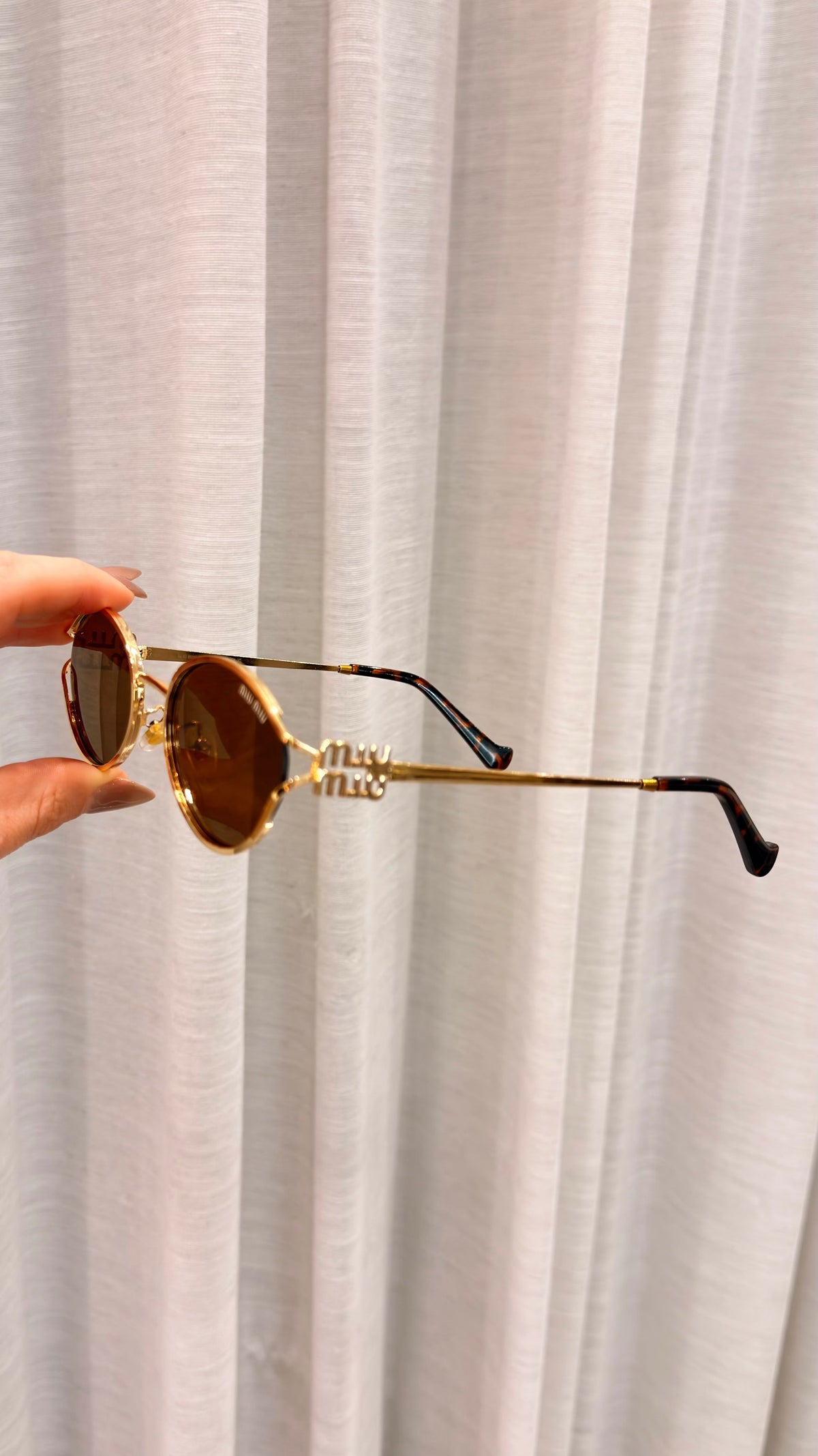 Óculos de Sol Miu Miu Oval Dourado com Proteção UV