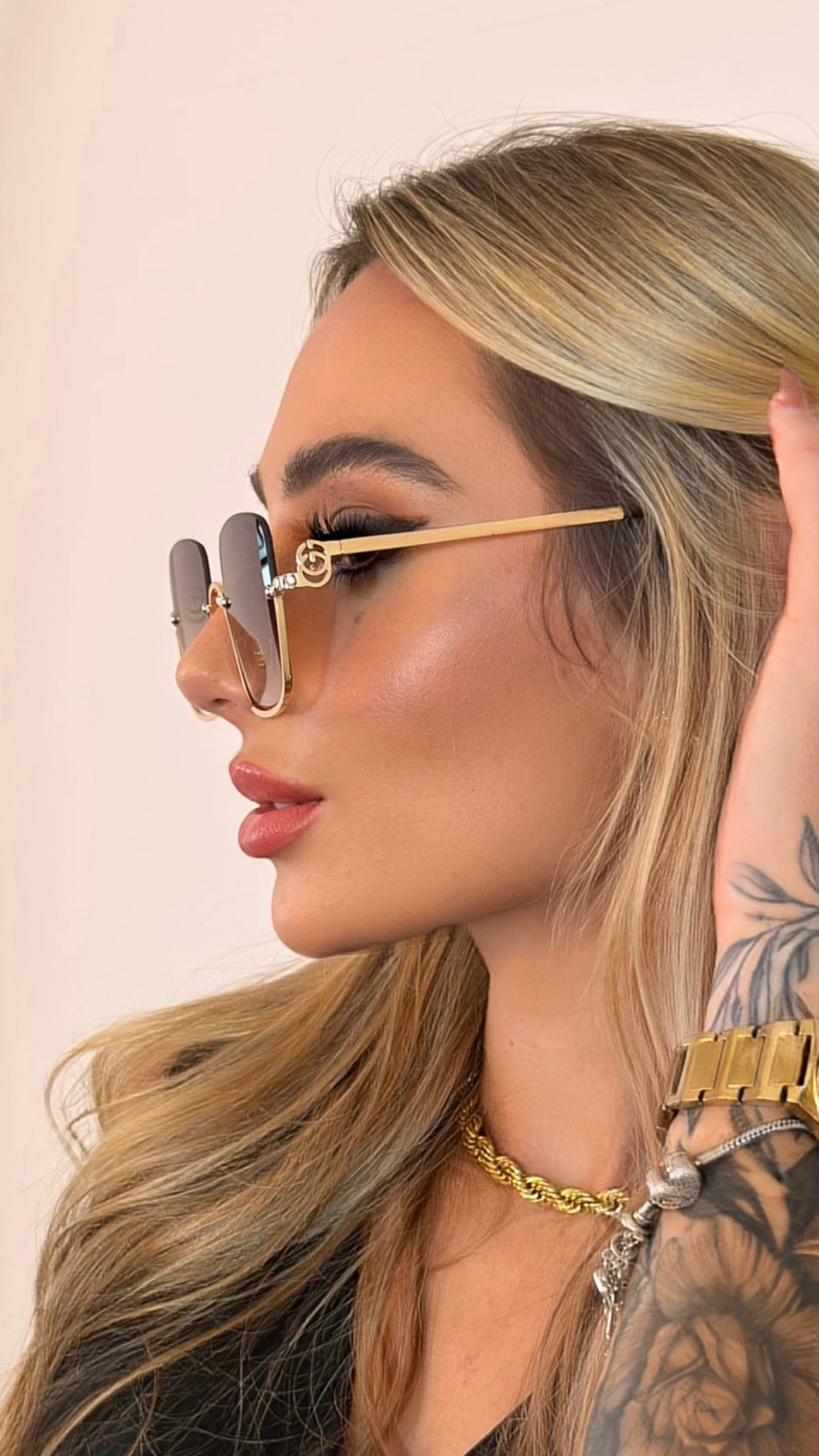 Óculos de Sol Gucci Quadrado Luxo Dourado com Detalhe Corrente