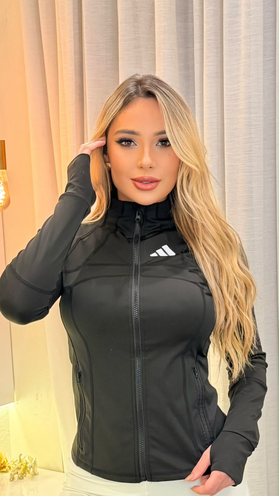 Jaqueta Fitness Feminina Preta com Capuz e Zíper