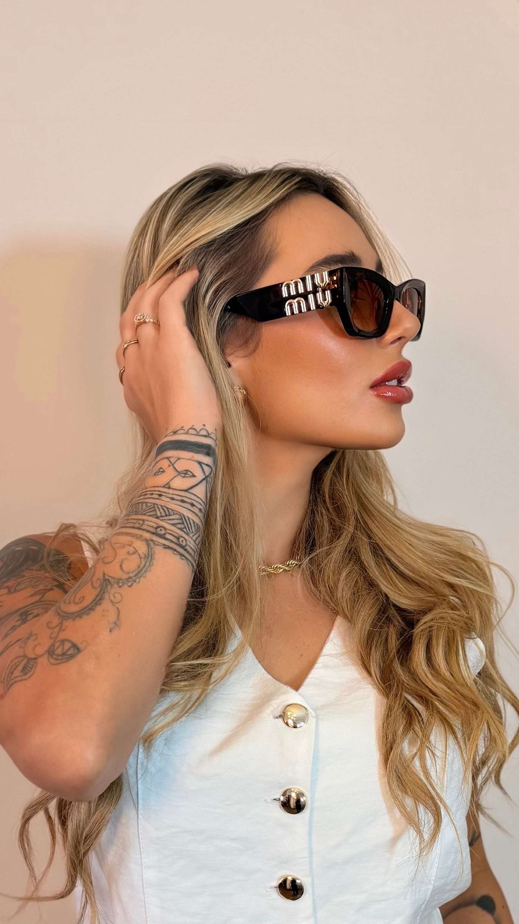 Óculos de Sol MiuMiu Quadrado Tartaruga com Logo Dourado