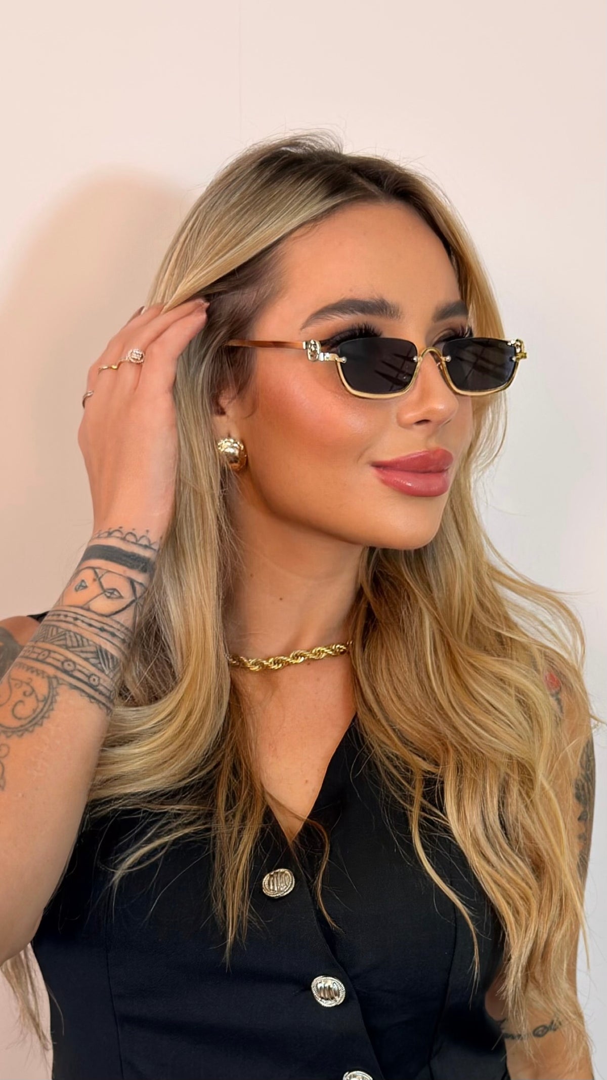 Óculos de Sol Gucci Retangular Dourado com Detalhe Trançado