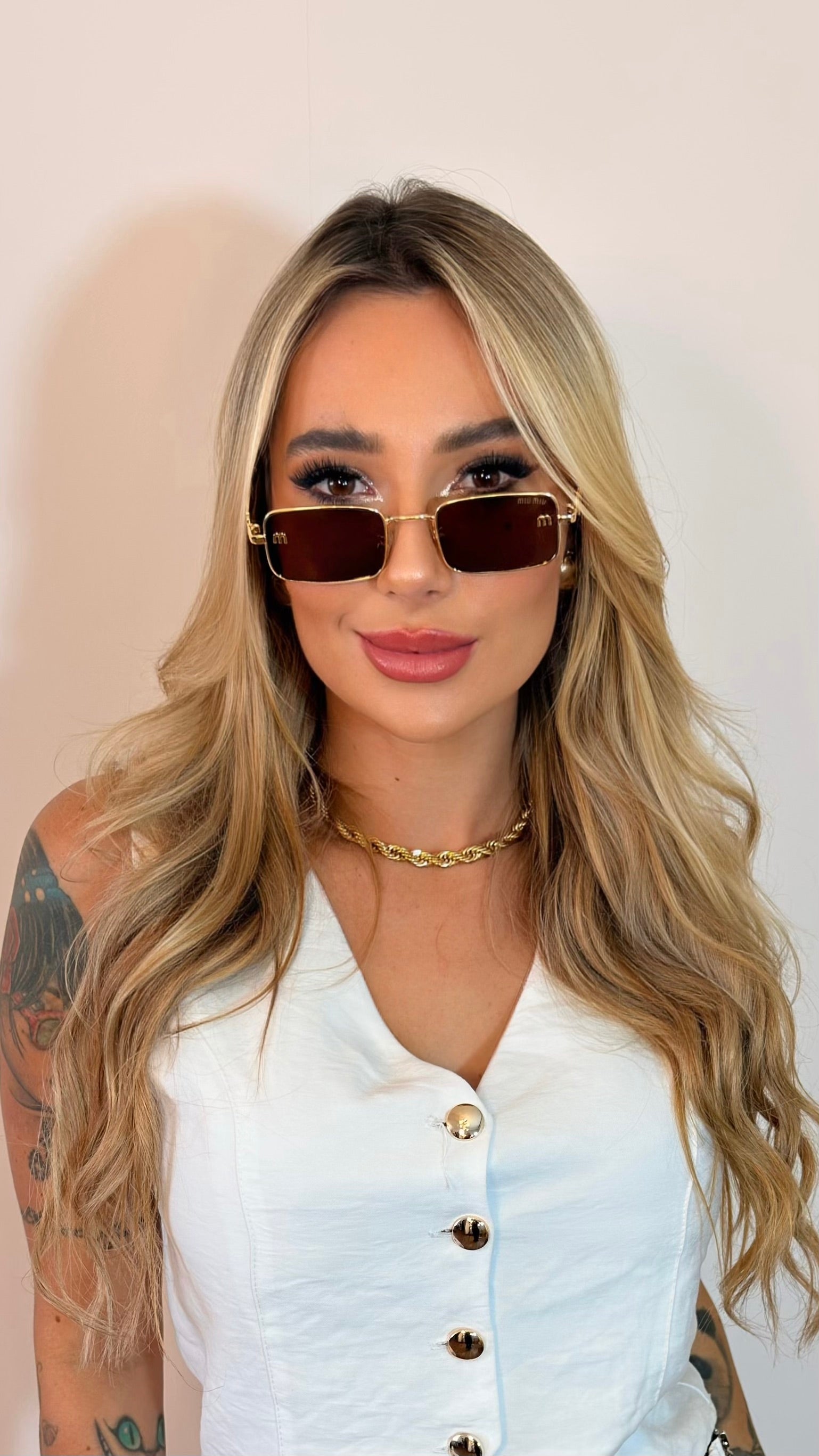 Óculos de Sol Retangular Dourado com Lentes Marrom