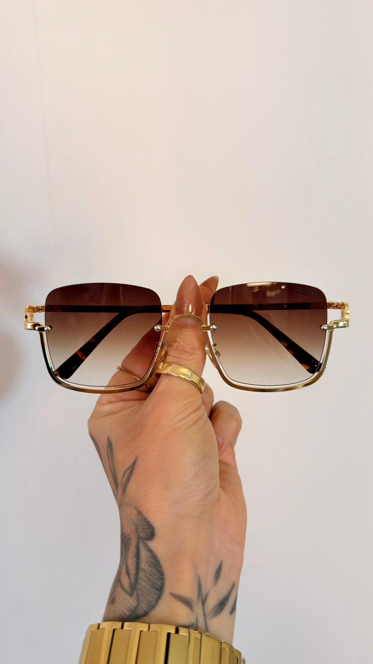 Óculos de Sol Gucci Quadrado Luxo Dourado com Detalhe Corrente