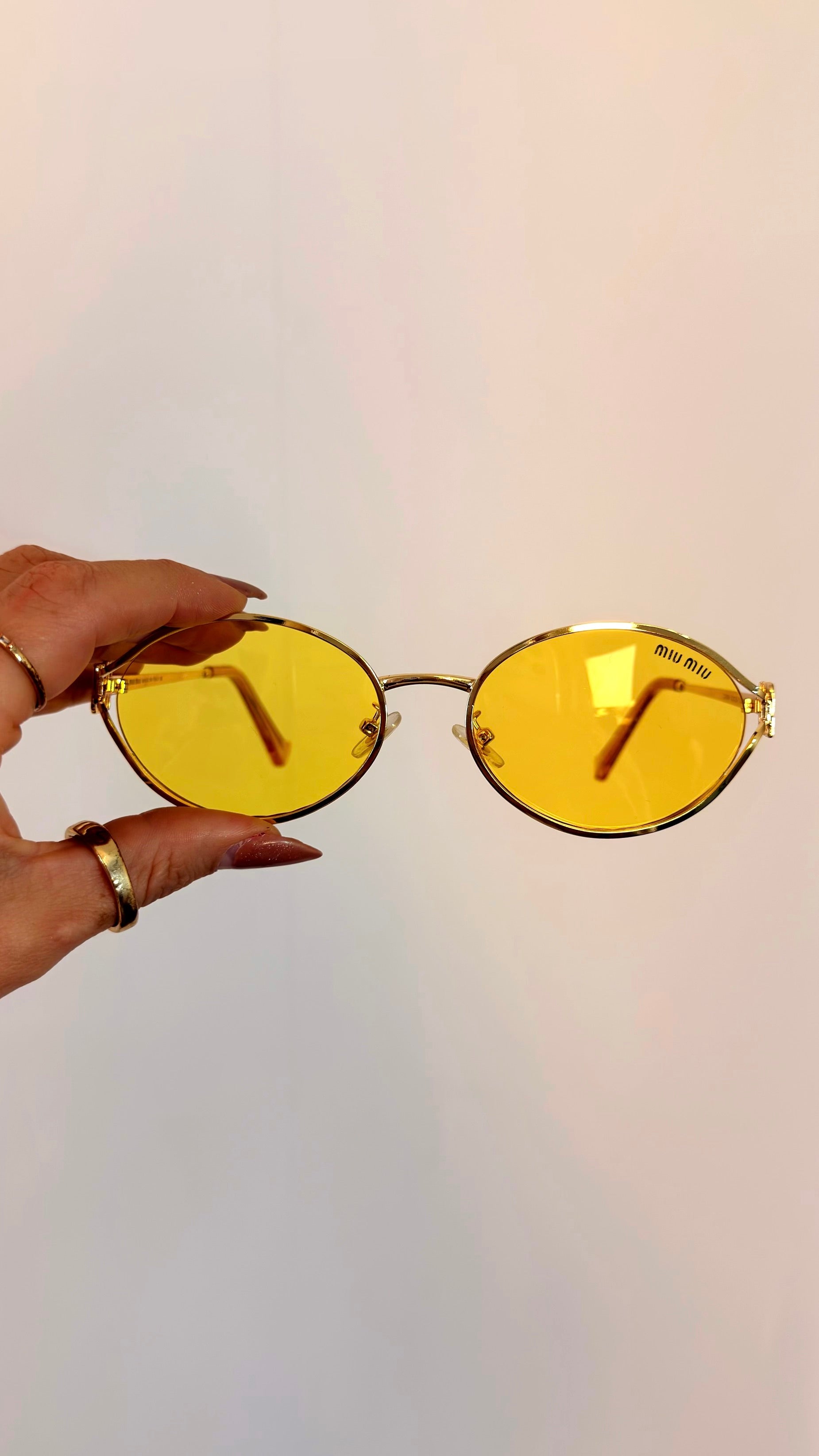 Óculos de Sol Miu Miu Oval Dourado com Lentes Amarelas