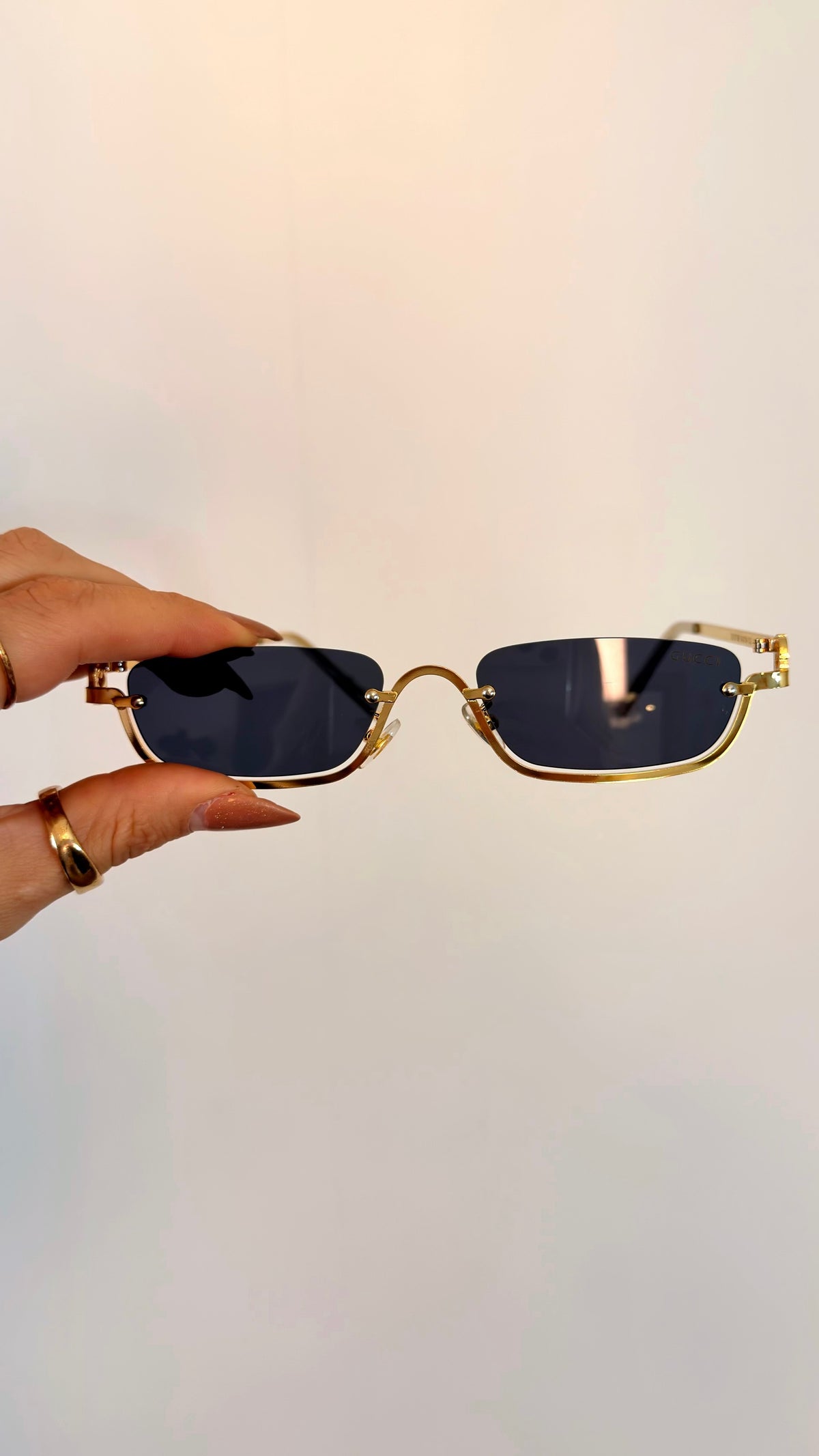 Óculos de Sol Gucci Retangular Dourado com Detalhe Trançado