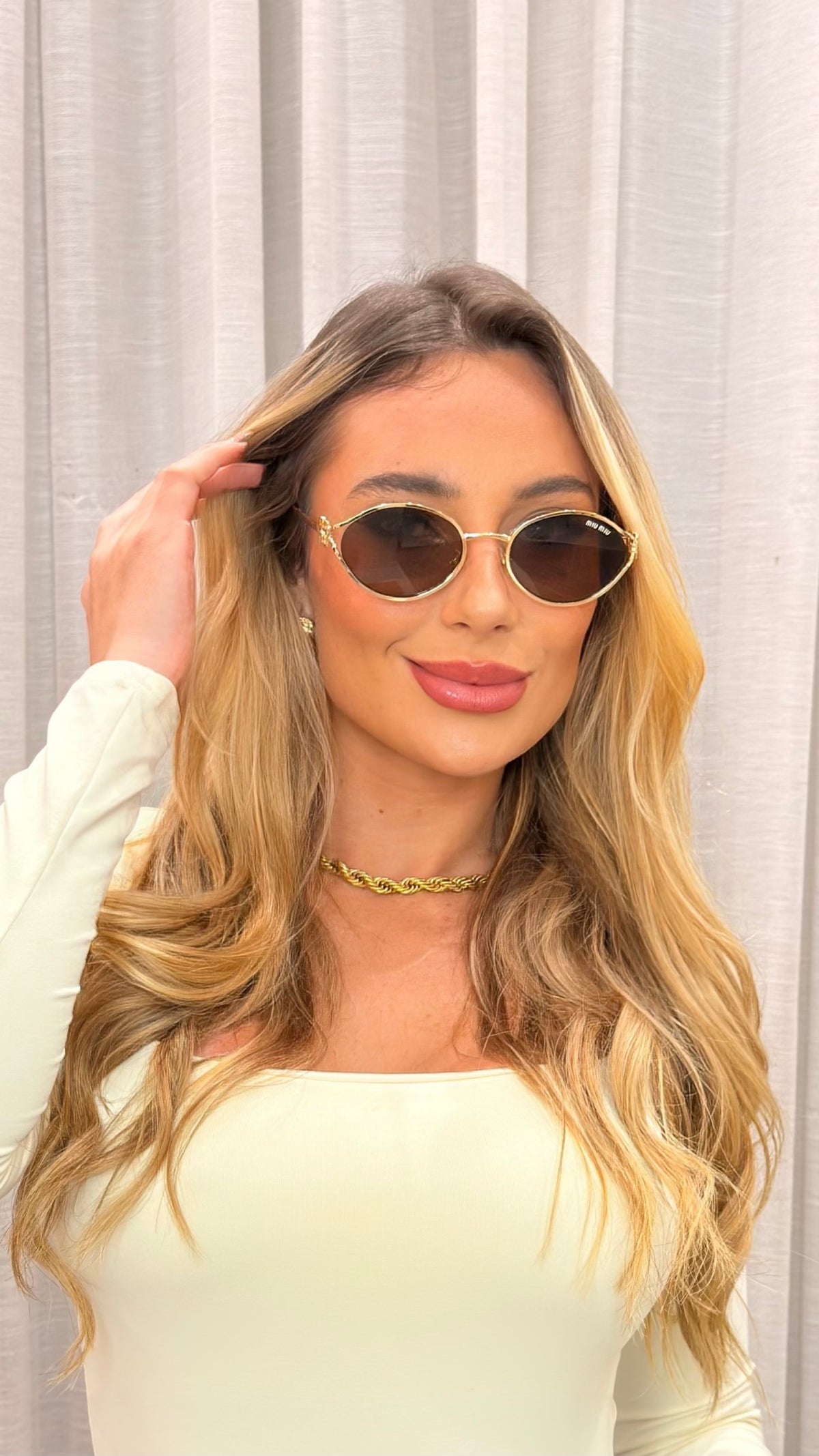 Óculos de Sol Oval Miu Miu com Logo Dourado