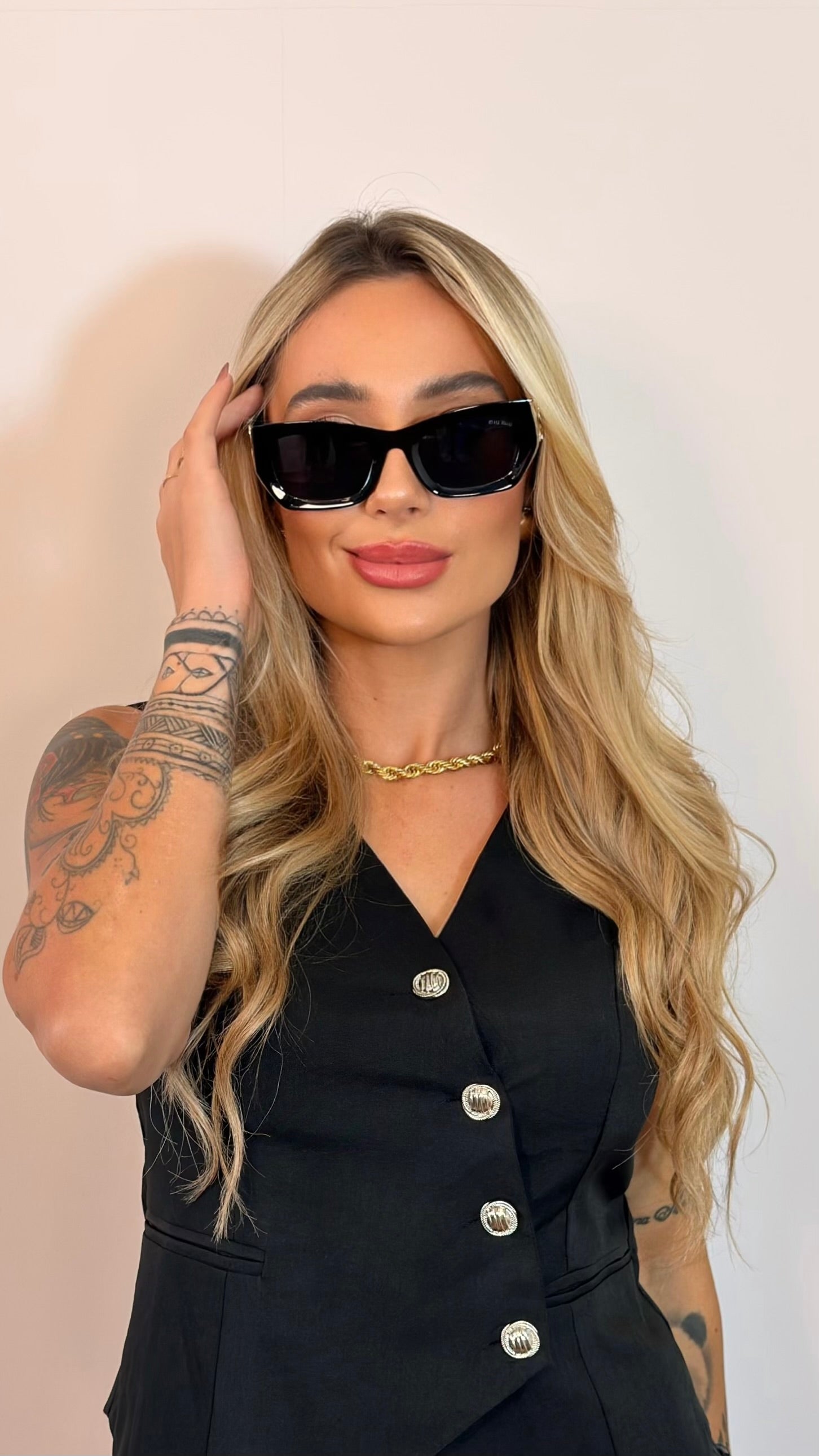 Óculos de Sol Miu Miu Quadrado com Logo Dourado
