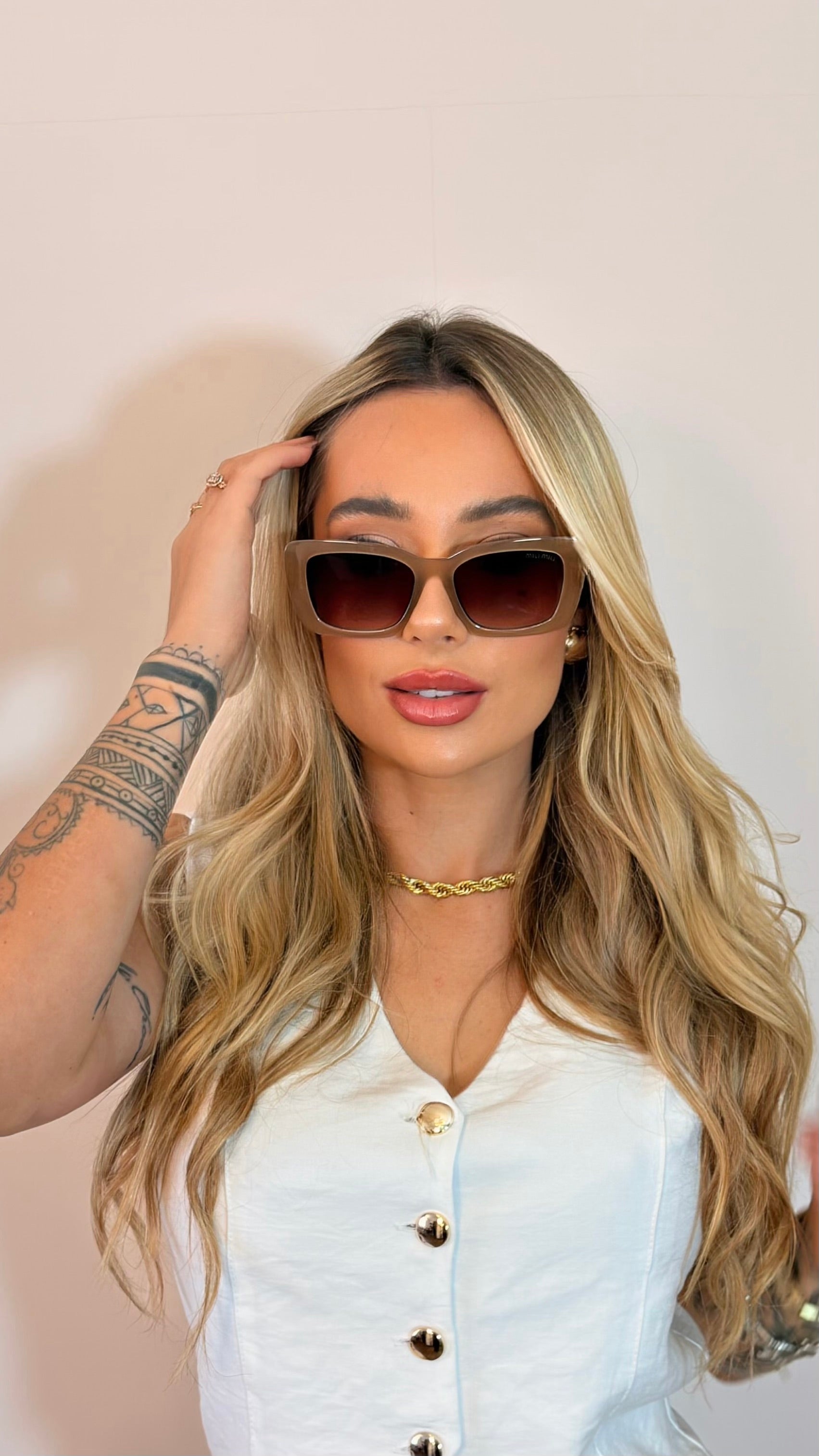 Óculos de Sol Miu Miu Quadrado Nude com Logo Metálico