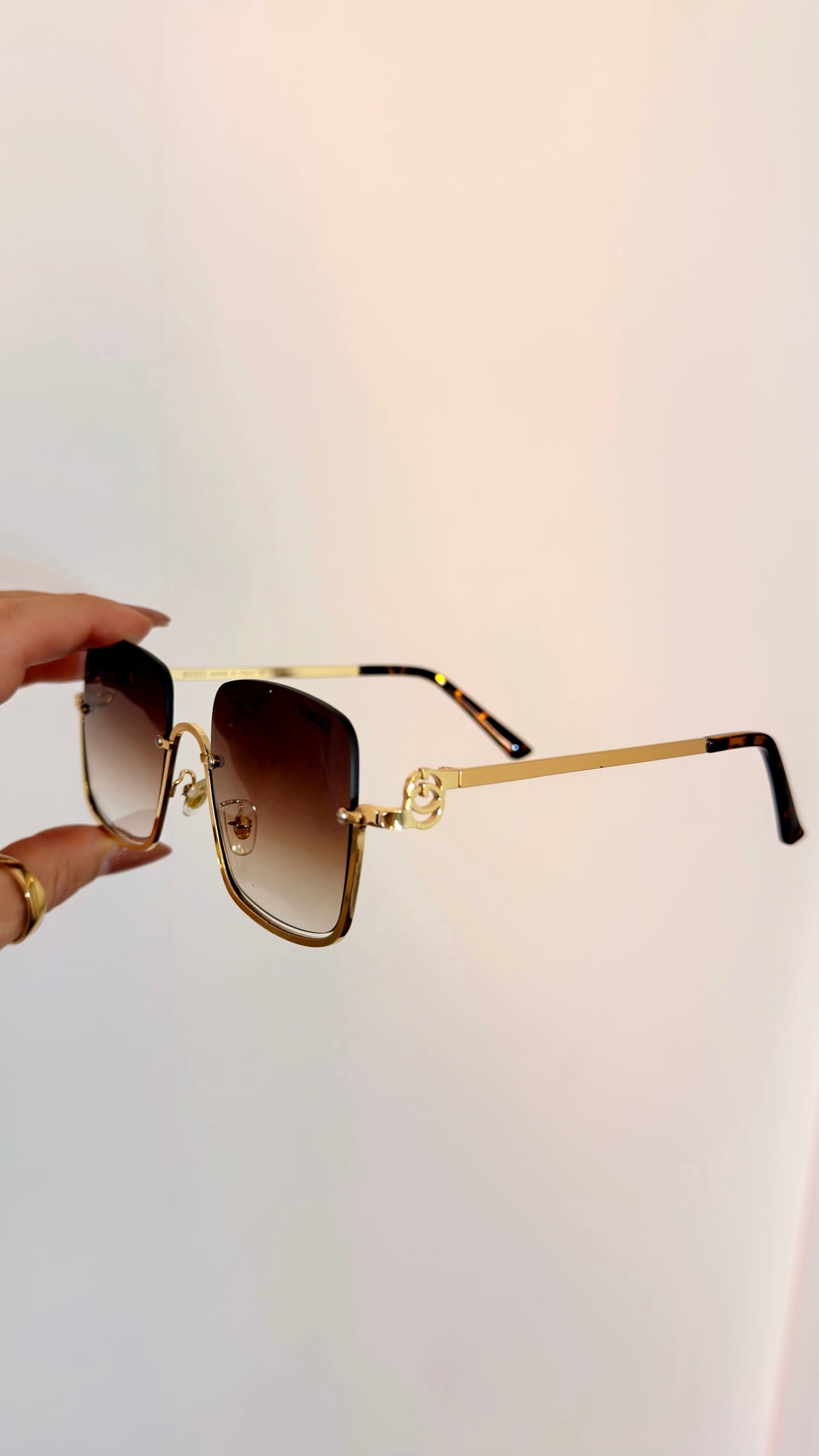 Óculos de Sol Gucci Quadrado Luxo Dourado com Detalhe Corrente