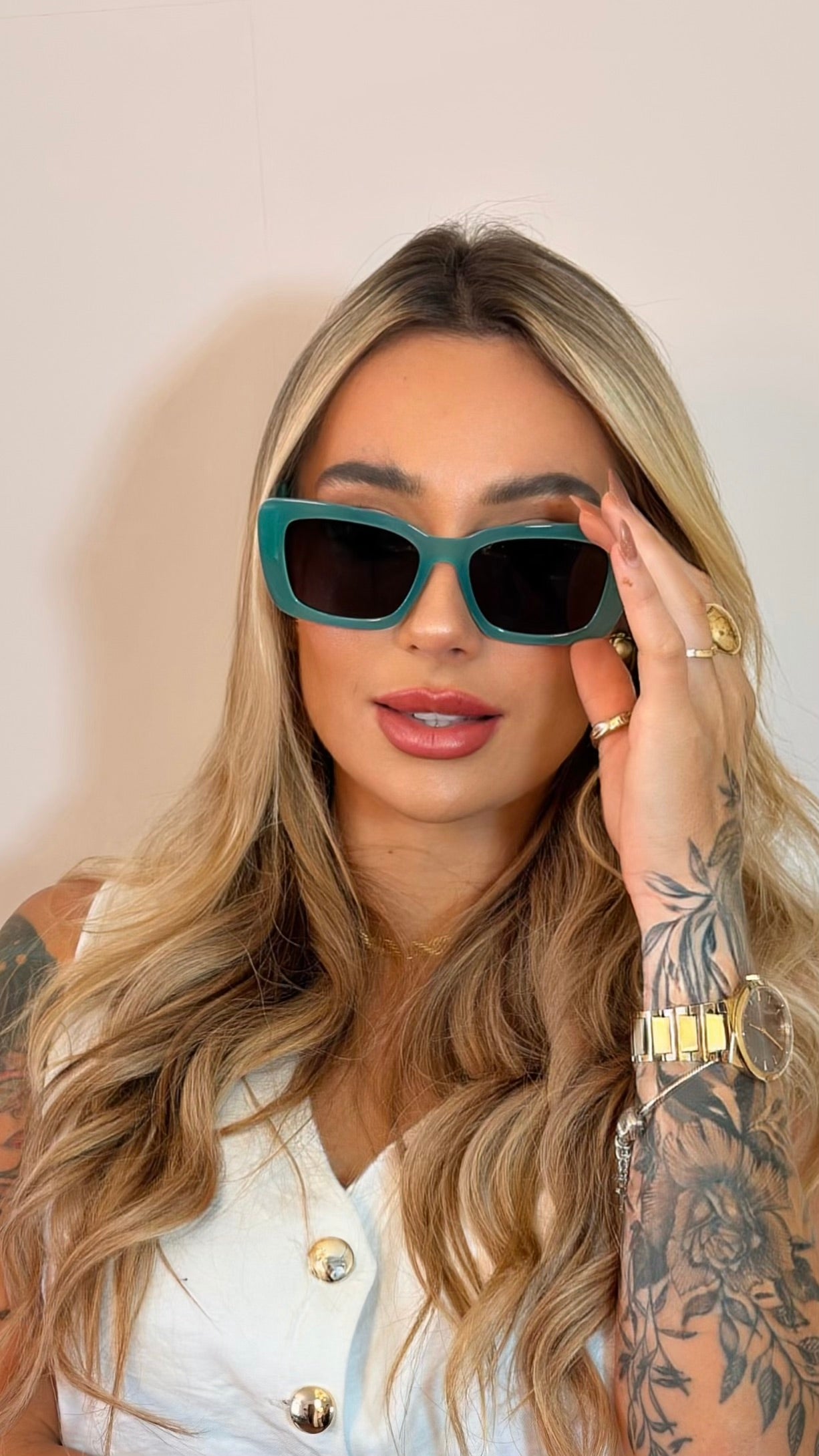 Óculos de Sol Miu Miu Verde Água com Logo Dourado