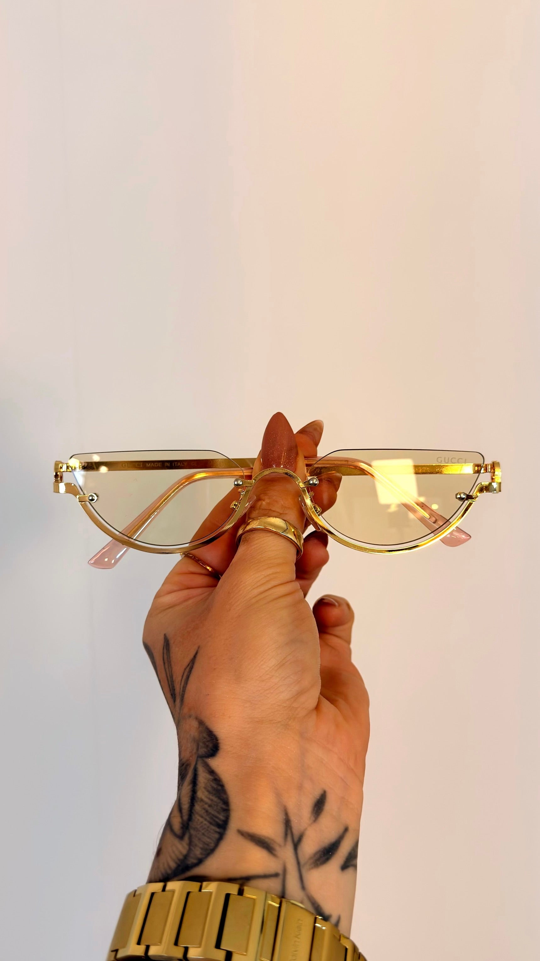 Óculos de Sol Redondo Gucci Dourado com Lentes Degradê