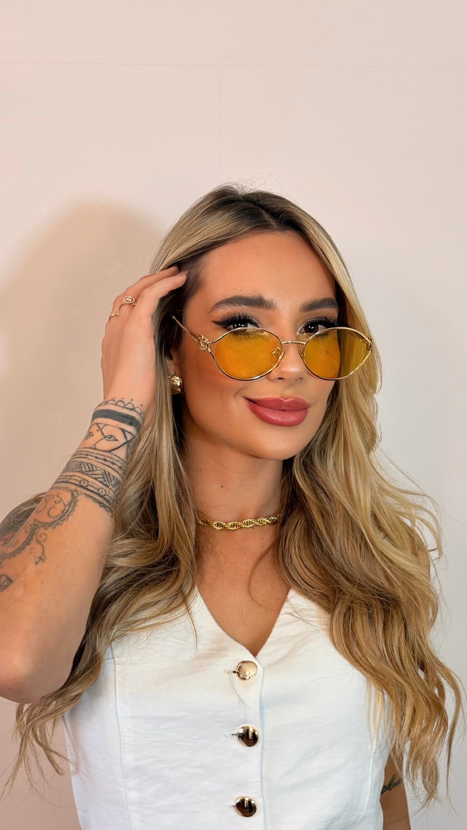 Óculos de Sol Miu Miu Oval Dourado com Lentes Amarelas