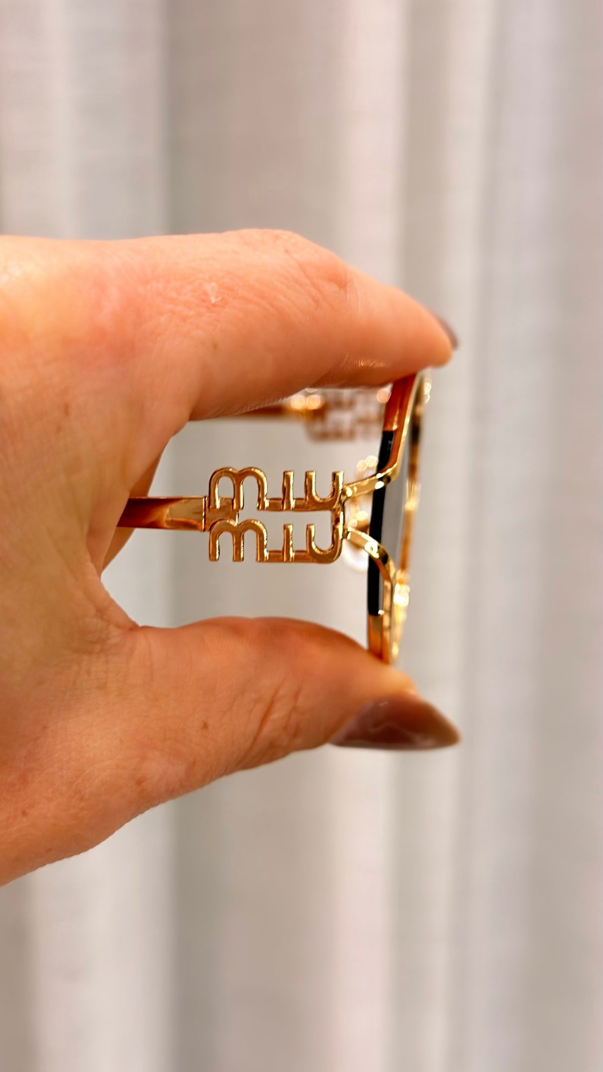 Óculos de Sol Oval Miu Miu com Logo Dourado