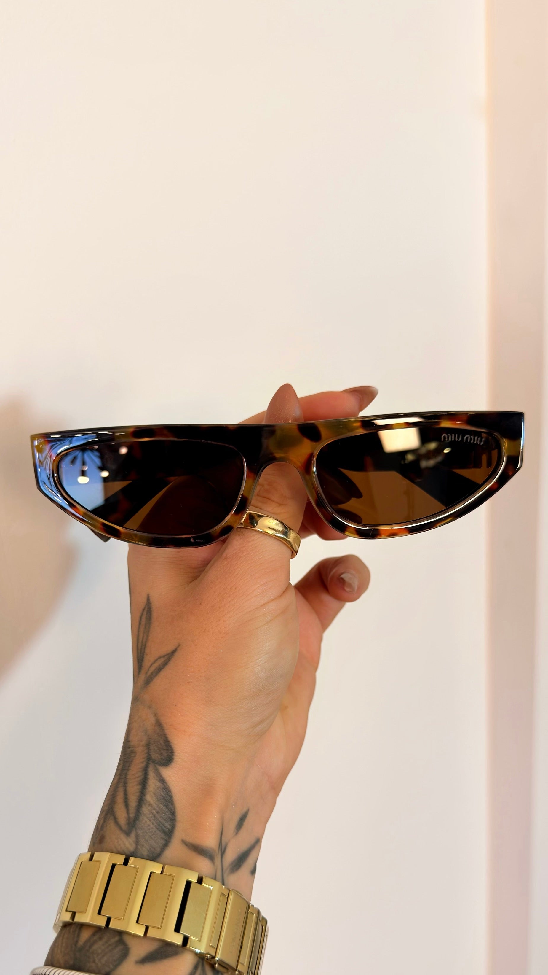 Óculos de Sol Miu Miu Tartaruga com Logo Dourado