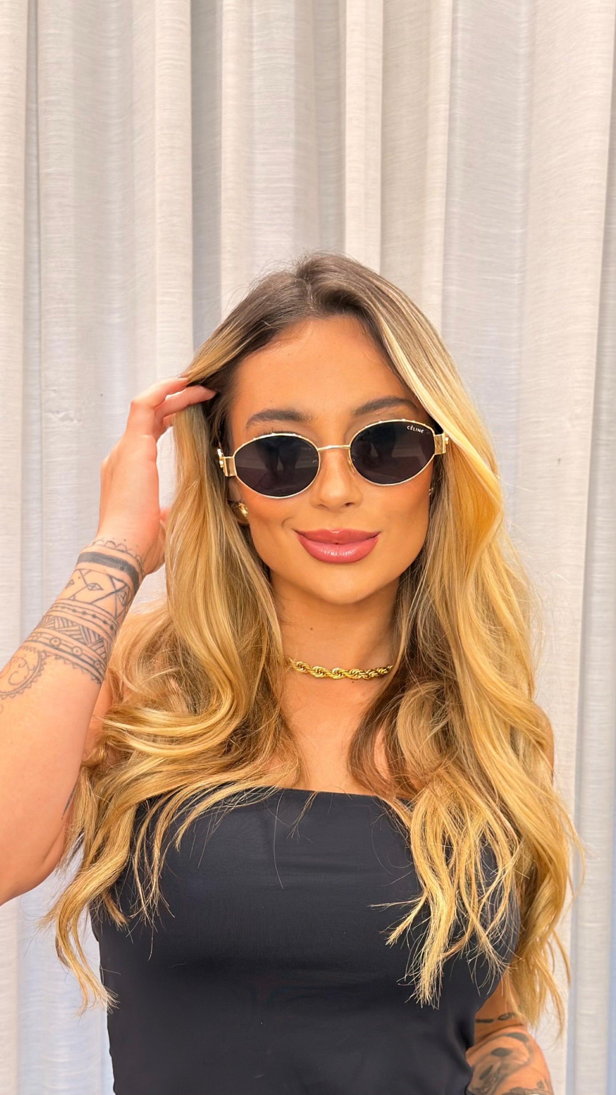 Óculos de Sol Redondo Dourado com Detalhes Premium
