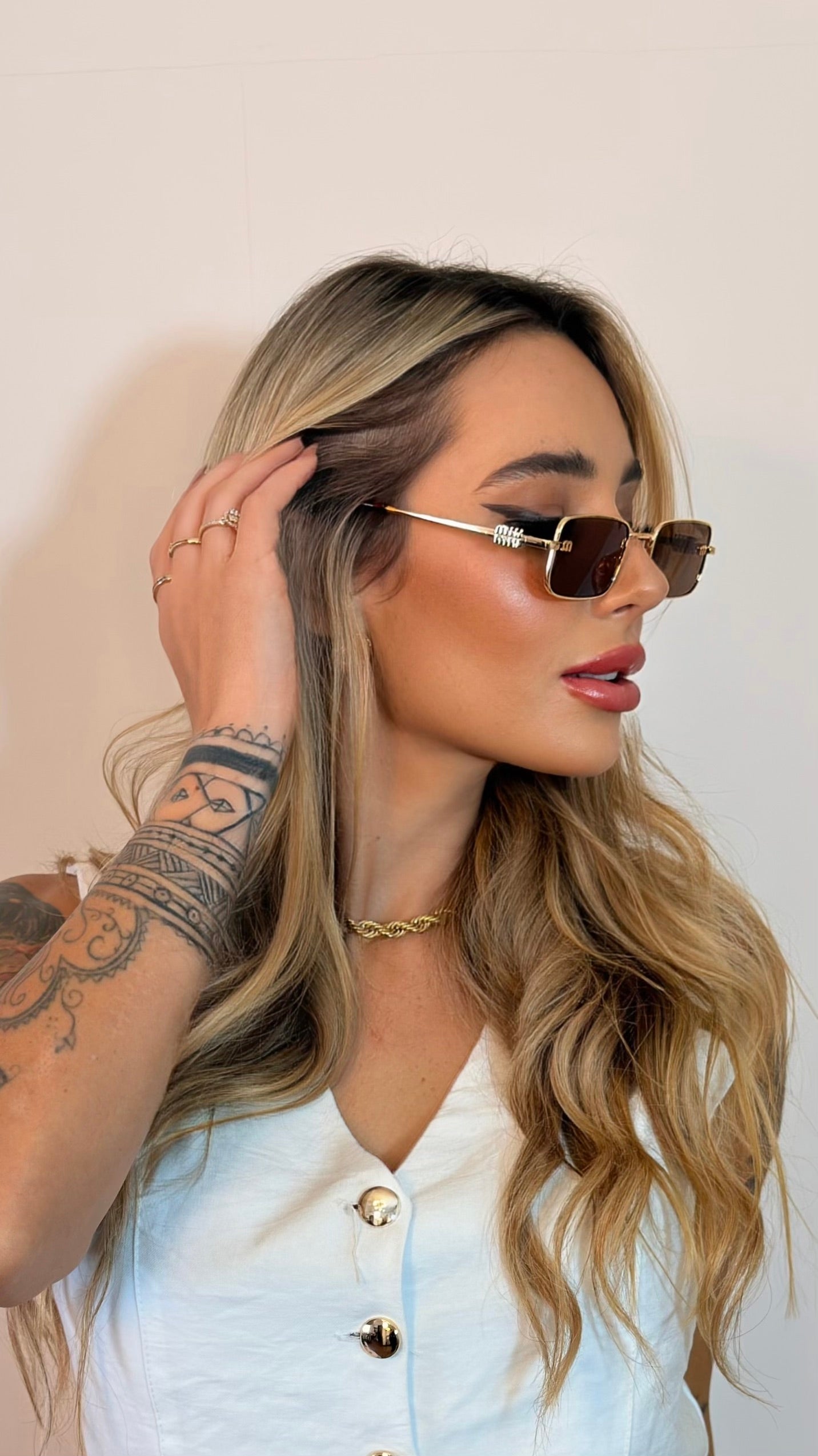Óculos de Sol Retangular Dourado com Lentes Marrom