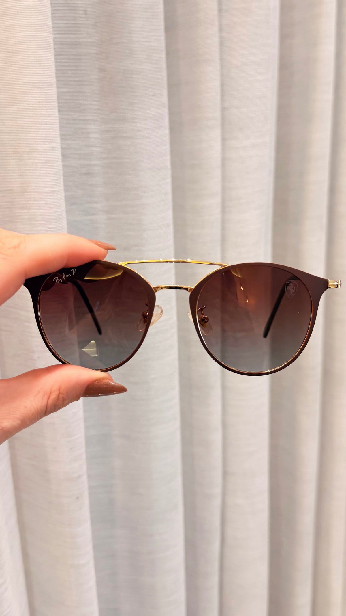 Óculos de Sol Ray-Ban Redondo Marrom com Ponte Dourada