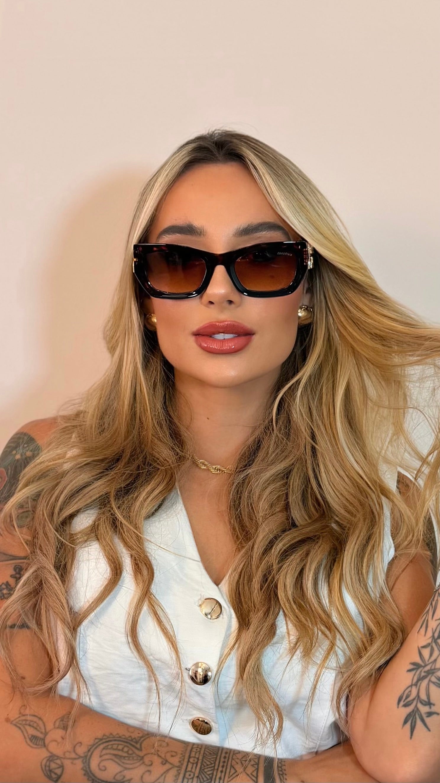 Óculos de Sol MiuMiu Quadrado Tartaruga com Logo Dourado