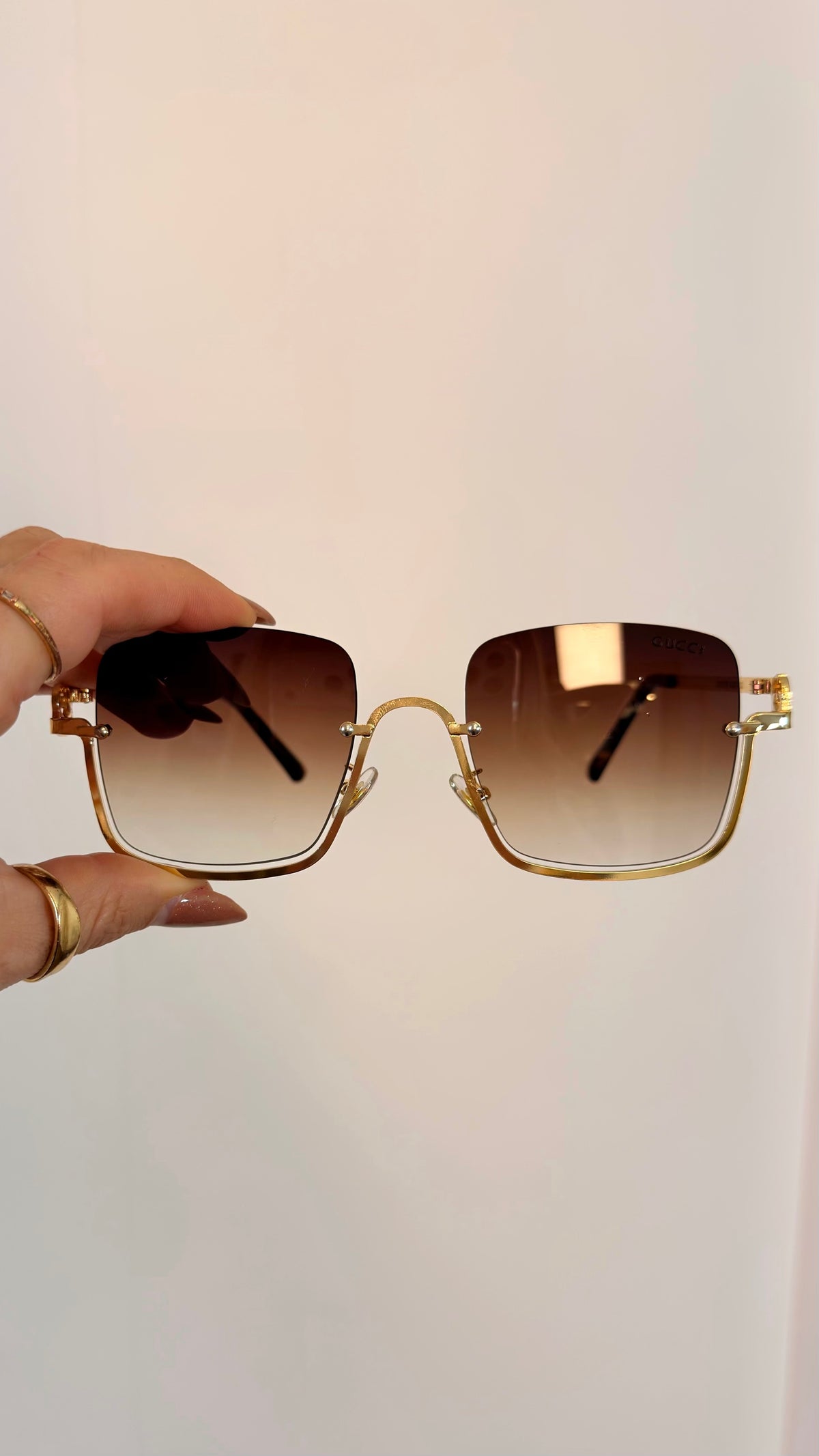 Óculos de Sol Gucci Quadrado Luxo Dourado com Detalhe Corrente