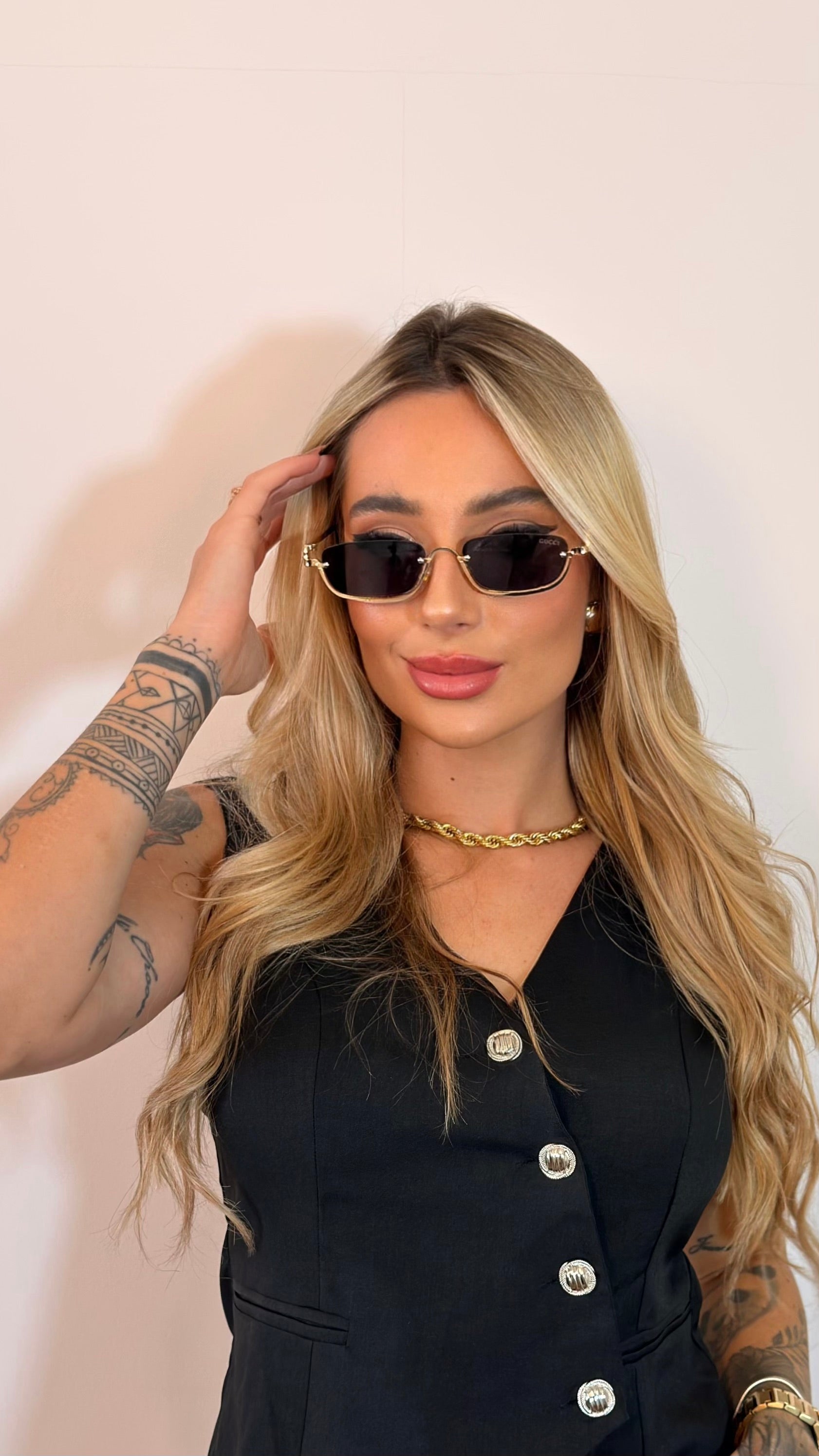 Óculos de Sol Gucci Retangular Dourado com Detalhe Trançado