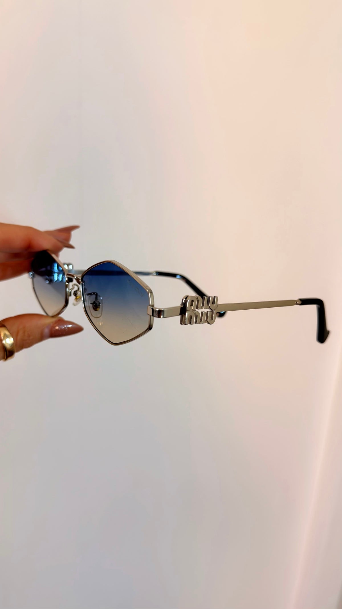 Óculos de Sol Fendi Lentes Degradê Armação Metálica