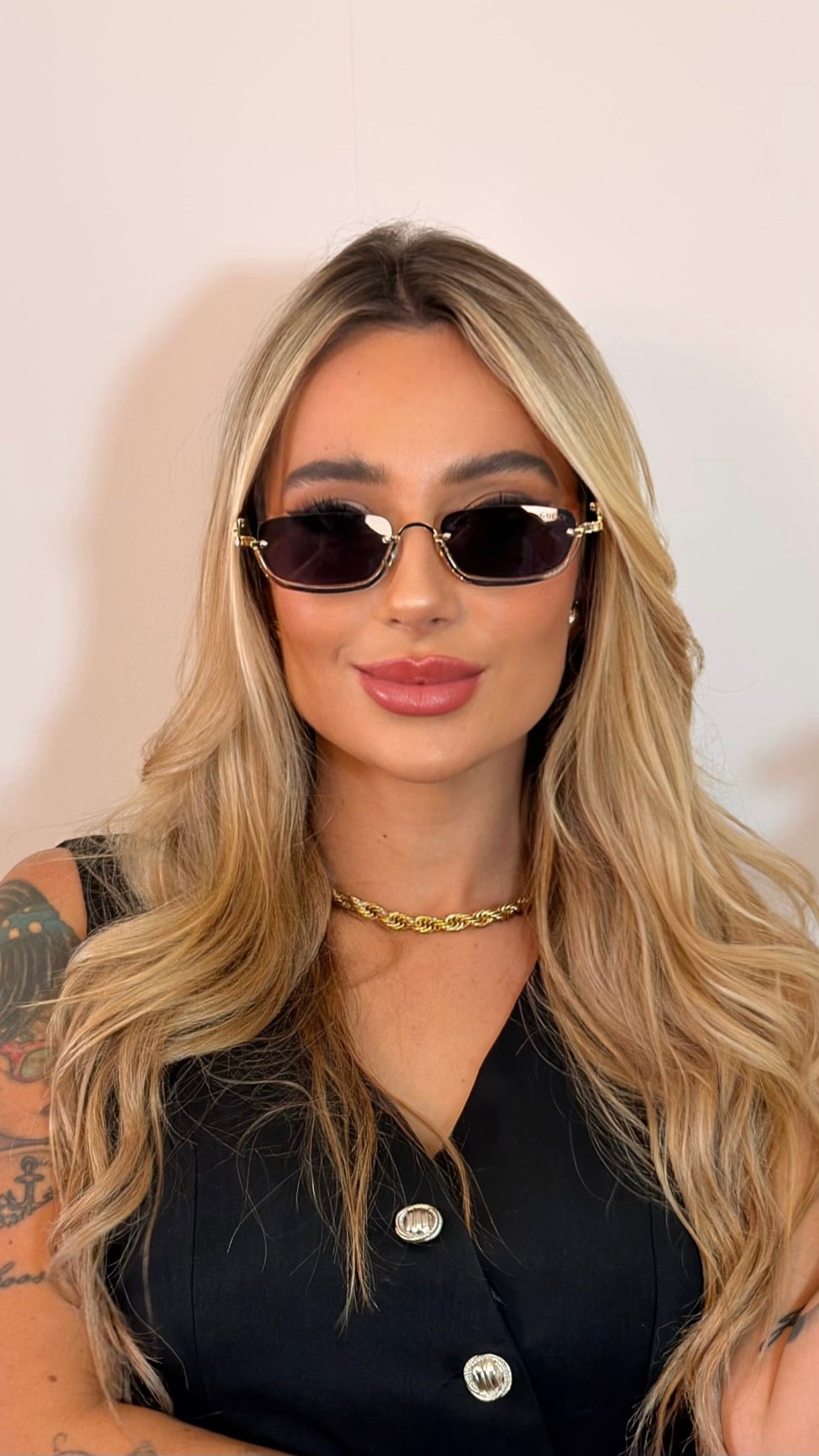 Óculos de Sol Gucci Retangular Dourado com Detalhe Trançado