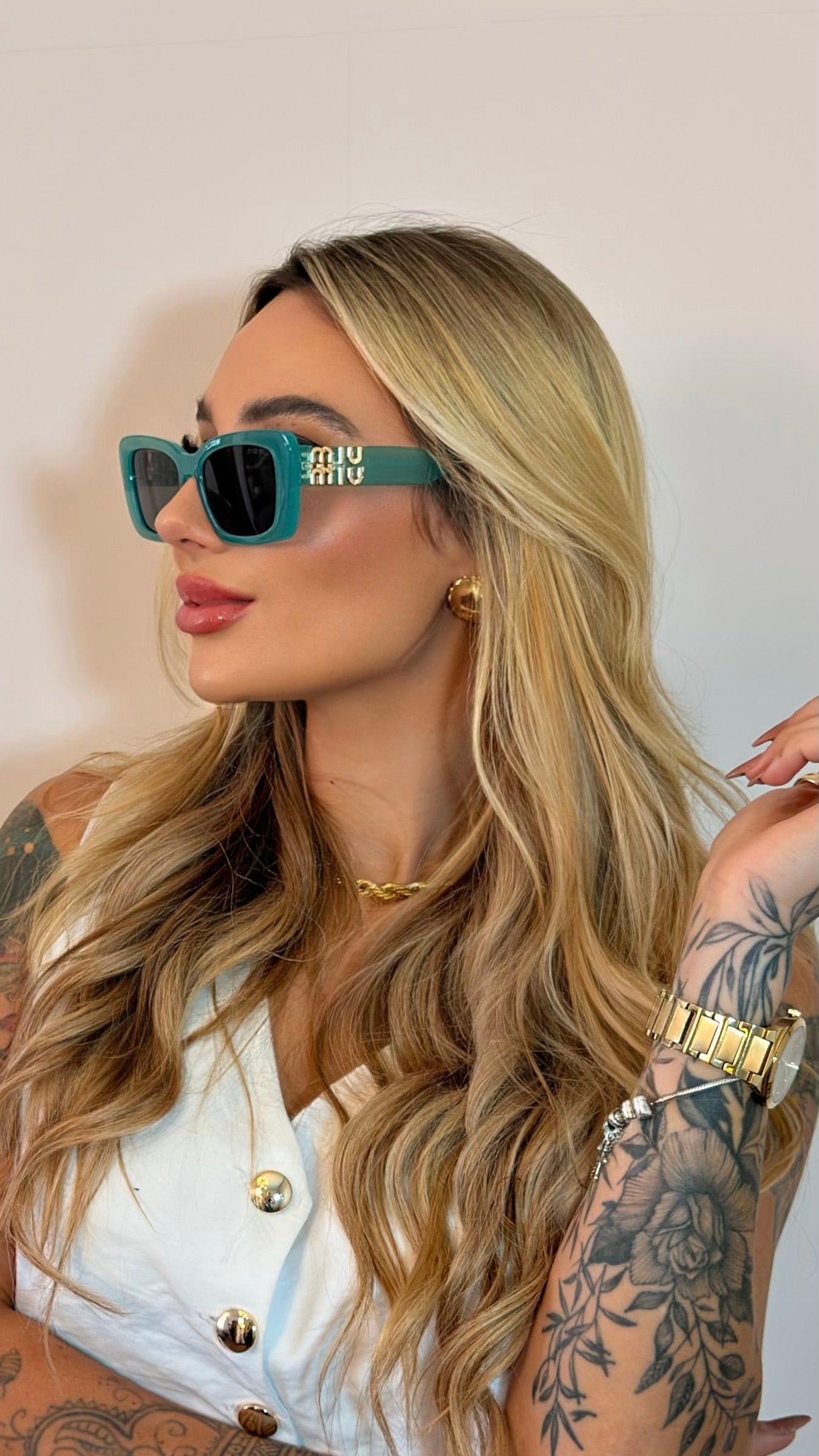 Óculos de Sol Miu Miu Verde Água com Logo Dourado