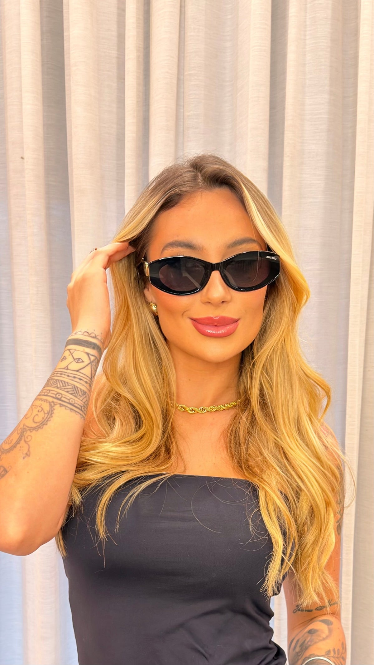 Óculos de Sol Miu Miu Oval Preto com Detalhes Dourados