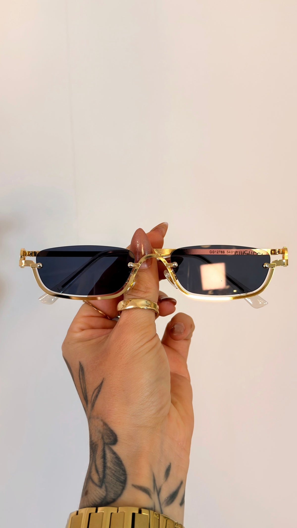 Óculos de Sol Gucci Retangular Dourado com Detalhe Trançado