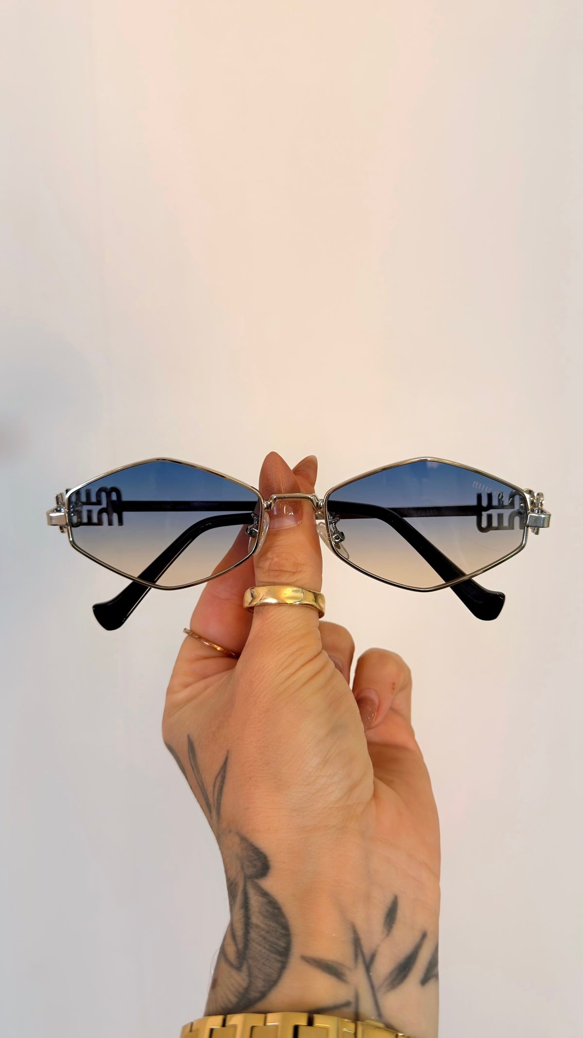 Óculos de Sol Fendi Lentes Degradê Armação Metálica