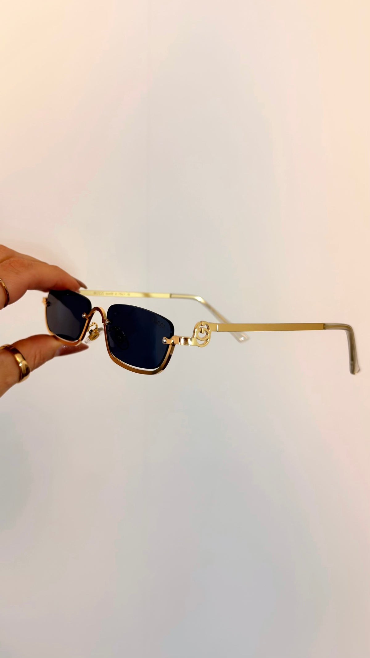Óculos de Sol Gucci Retangular Dourado com Detalhe Trançado