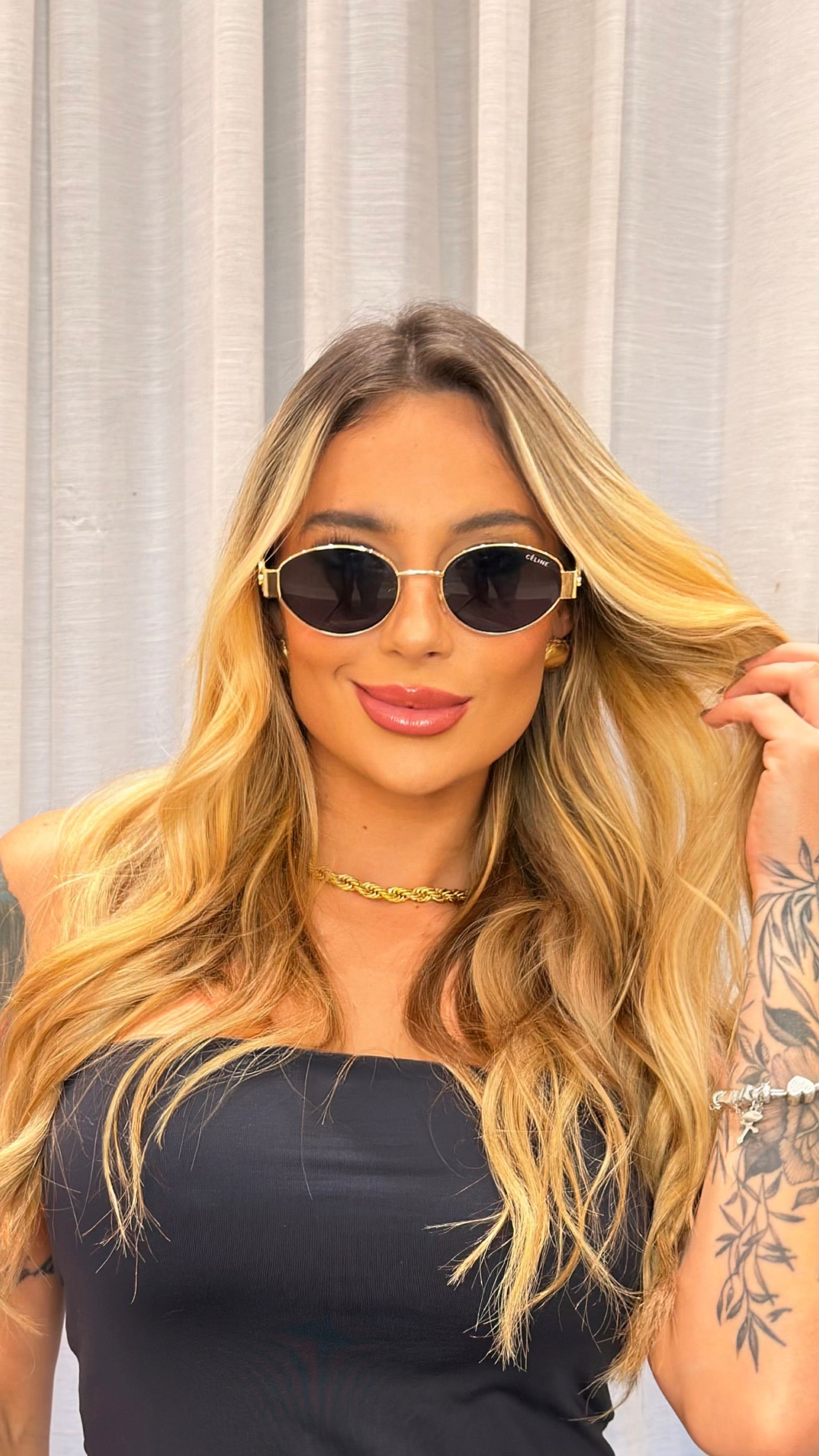 Óculos de Sol Redondo Dourado com Detalhes Premium
