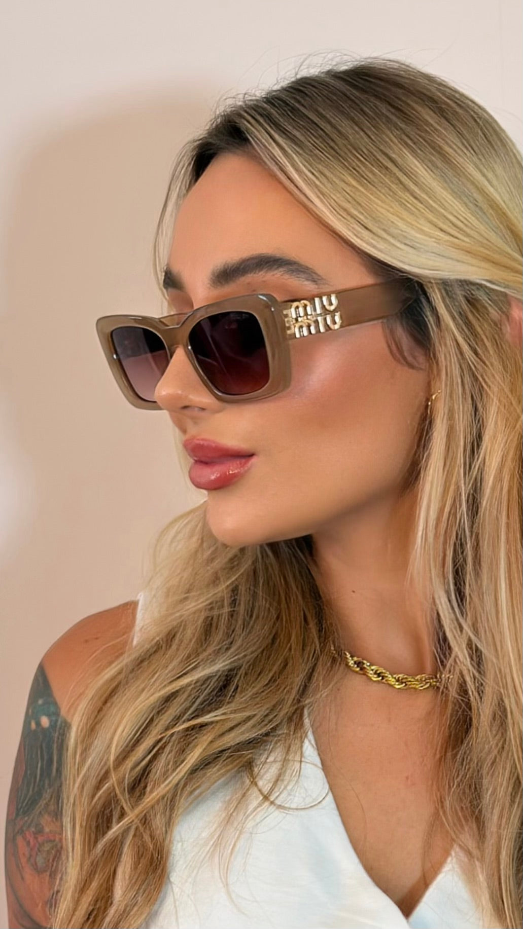 Óculos de Sol Miu Miu Quadrado Nude com Logo Metálico
