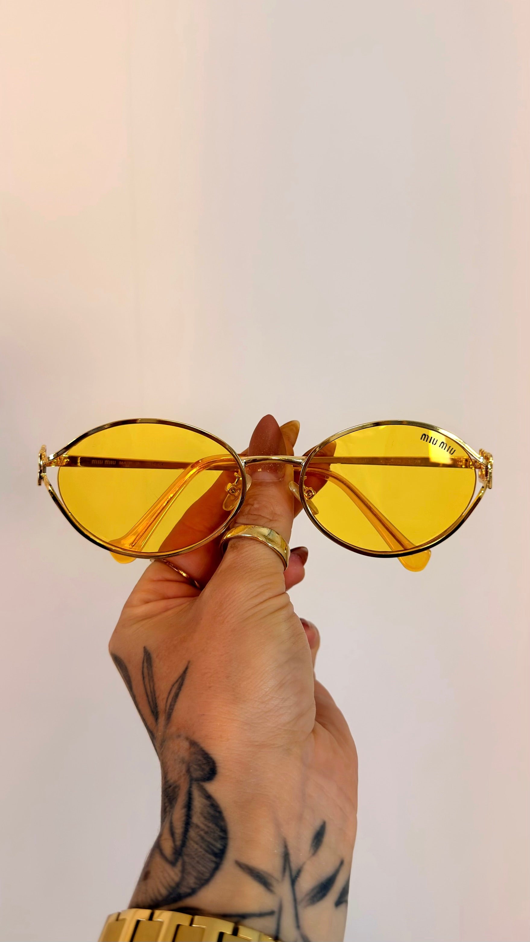 Óculos de Sol Miu Miu Oval Dourado com Lentes Amarelas