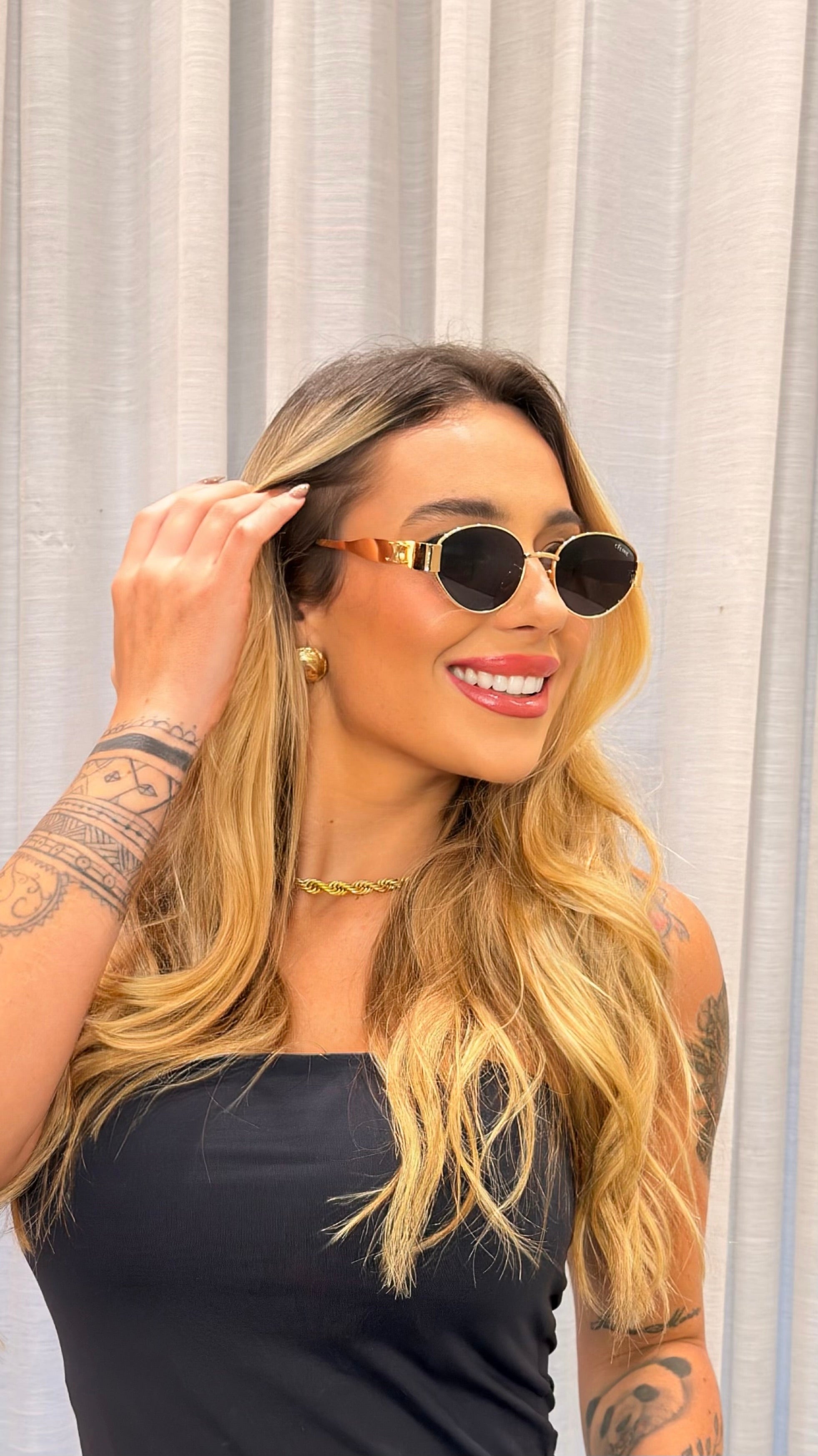 Óculos de Sol Redondo Dourado com Detalhes Premium