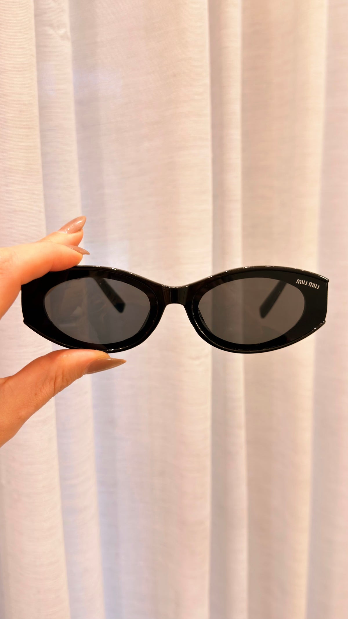 Óculos de Sol Miu Miu Oval Preto com Detalhes Dourados