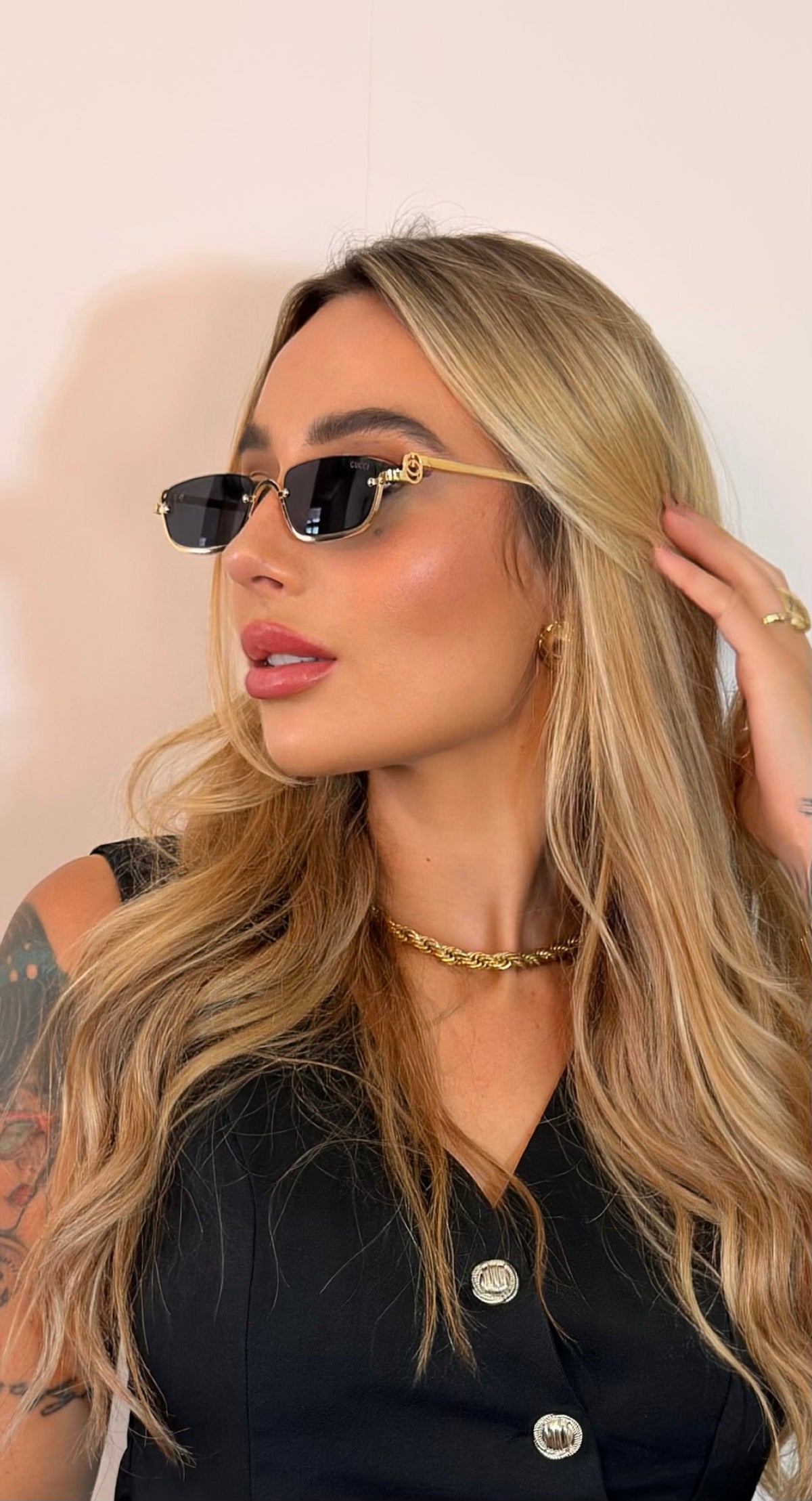 Óculos de Sol Gucci Retangular Dourado com Detalhe Trançado