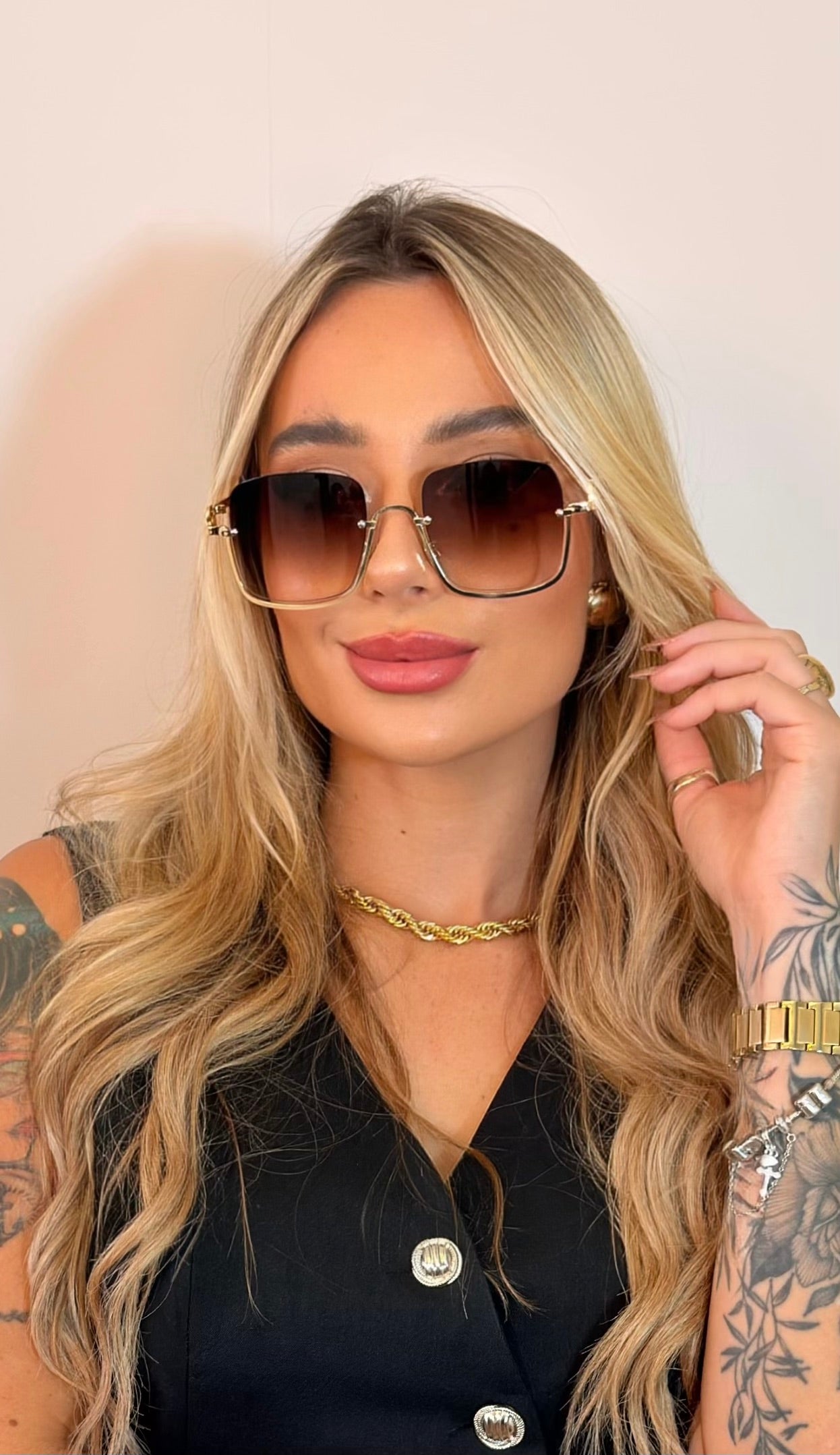 Óculos de Sol Gucci Quadrado Luxo Dourado com Detalhe Corrente