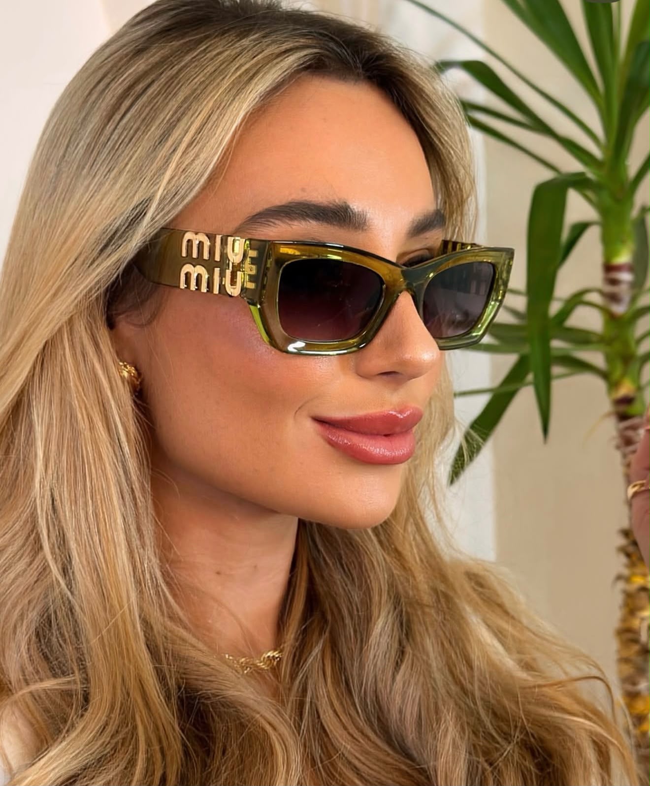 Óculos de Sol Miu Miu Logo Dourado - Armação Verde Translúcida
